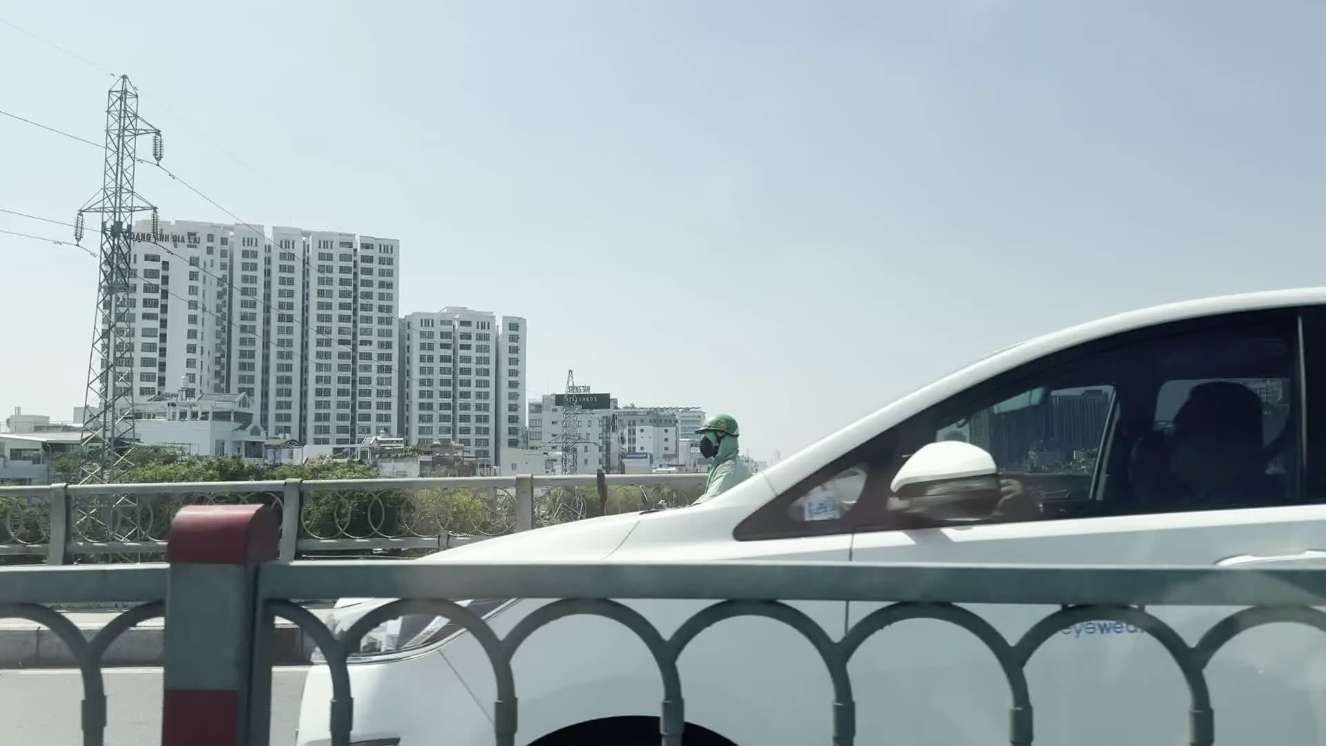 65 Khánh Hội, P.3, Q.4, TP.HCM（ホーチミン市 4区 3坊 カインホイ通り 65番地の住所表記）。CÔNG TY LUẬT TNHH TRẦN ĐÃ HỌC（トラン・ダー・ホック有限責任法律事務所の看板）。KHOA LUẬT SƯ THUỘC THÀNH PHỐ HỒ CHÍ MINH（ホーチミン市弁護士会所属を示す表記）。CHÀO（「こんにちは」を意味するバナー広告）