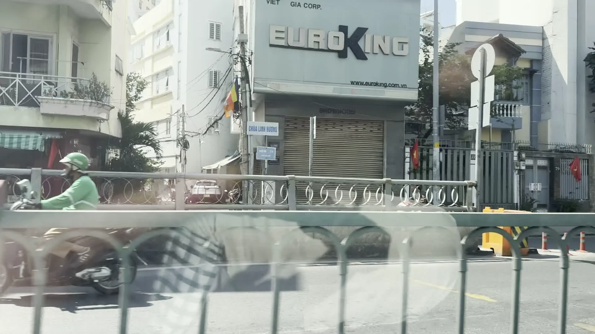 Đường Khánh Hội, Phường 3, Quận 4（ホーチミン市4区3坊、カインホイ通り）。EUROKING（ユーロキング社、バスルーム設備メーカーの看板）。www.euroking.com.vn（ユーロキング社のウェブサイトアドレス）。GÀ TA TÂN THÀNH PHÚC（タン・タイン・フック、鶏料理店の看板）。Nhận đặt gà cúng Tết（「テト（旧正月）。CHUẨN Fashion（チュアン・ファッション、衣料品店の看板）。MH BOSCH HAFELE（ボッシュとハーフェレ製品を扱う店の看板）