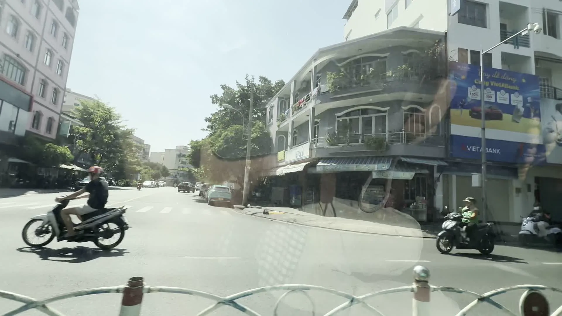 VietABank（ベトアバンク / ベトナム・トゥオンティン商業銀行）。AGRIBANK - PHÒNG GIAO DỊCH PHÚ ĐÔNG - CN BÌNH THẠNH 4（アグリバンク - フードン取引所 - ビンタイン4支店）。Hotel DUY KHANG（ズイカン・ホテル）