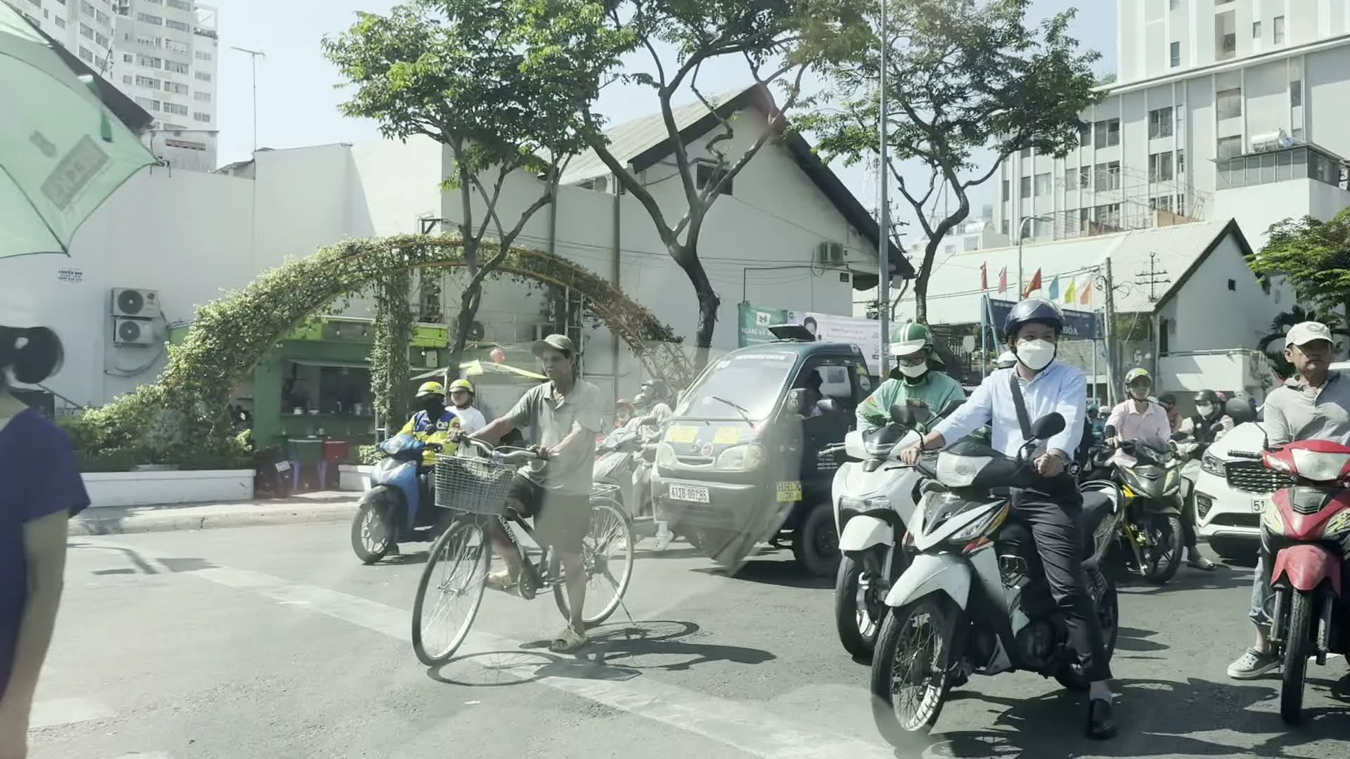 Biển số xe 51C-081.95 (ホーチミン市登録の車両ナンバープレート)。GS25 (コンビニエンスストアGS25)。7-Eleven (コンビニエンスストア7-Eleven)。Biển quảng cáo sơn Dulux (塗料ブランドDuluxの広告看板)