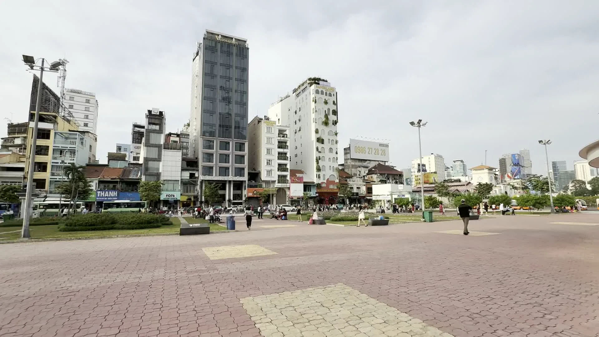 Vissai Saigon Hotel（ヴィッサイ・サイゴン・ホテル）。Công viên Bến Bạch Đằng（バクダン埠頭公園）。Đường Tôn Đức Thắng（トンドゥックタン通り）