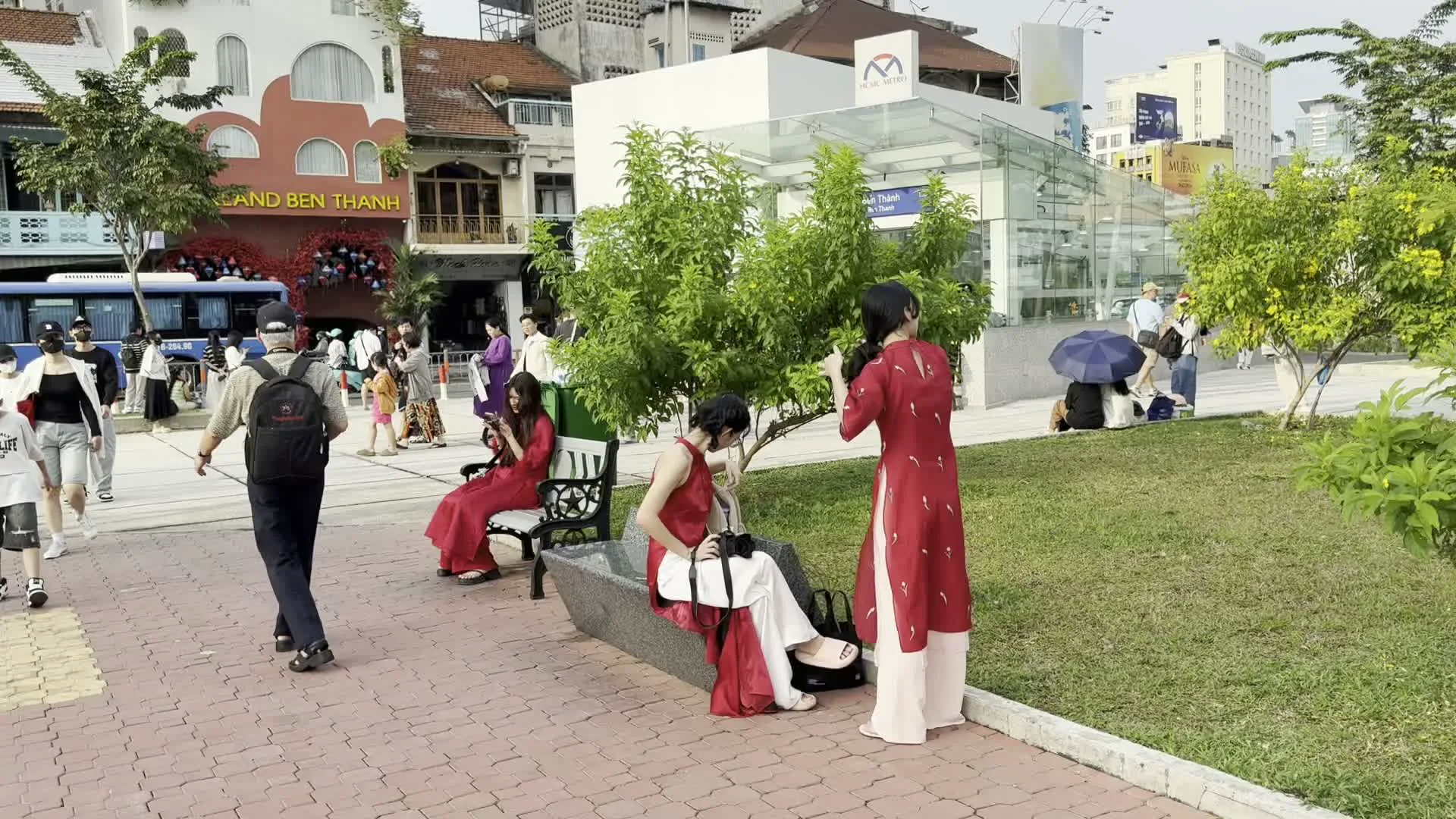 Ga Bến Thành (ベンタイン駅)。Chợ Bến Thành (ベンタイン市場)。Tuyến đường sắt đô thị số 1 (Bến Thành - Suối Tiên) (ホーチミンメトロ1号線 / ベンタイン-スオイティエン線)