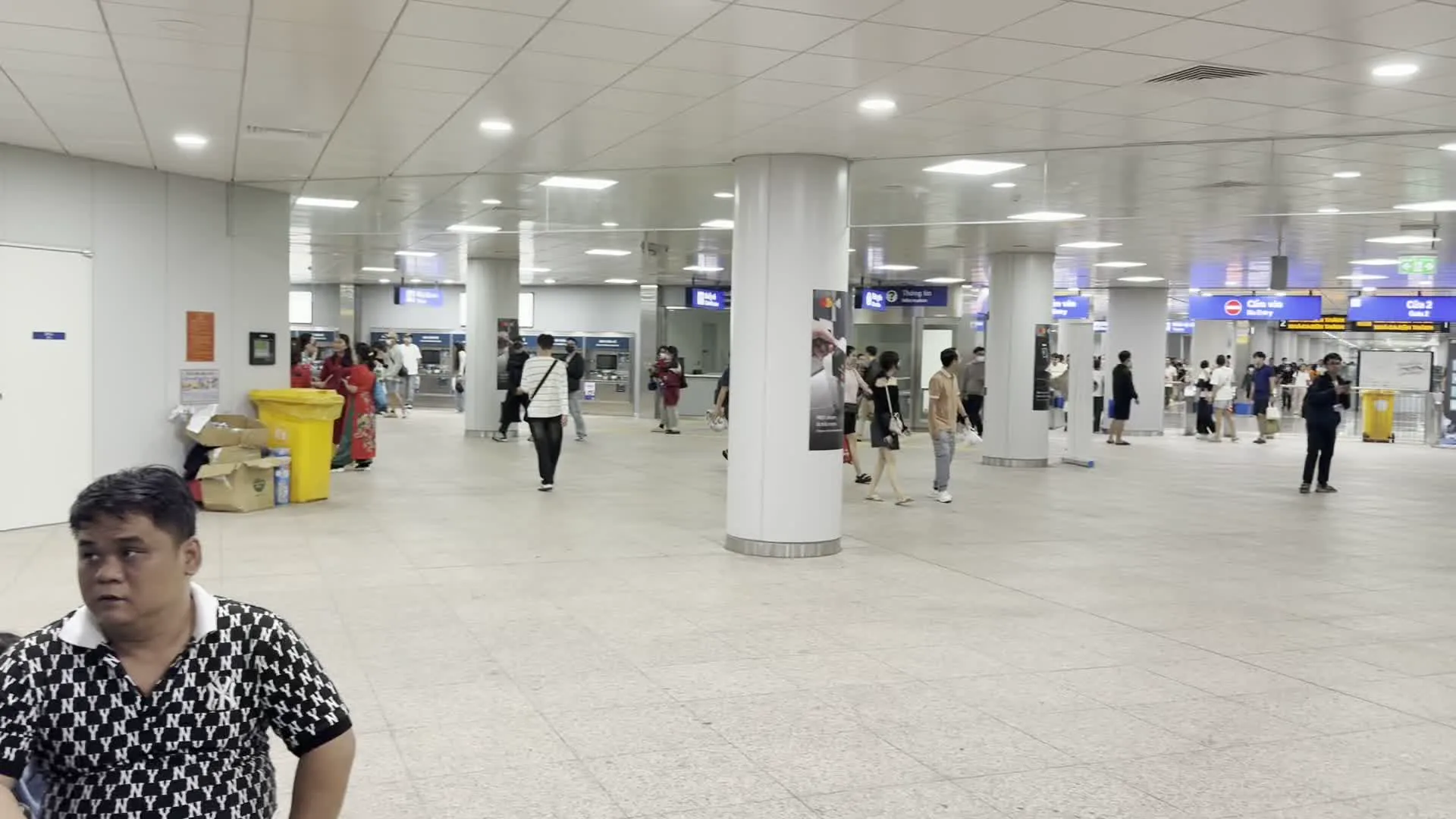 Sân bay quốc tế Tân Sơn Nhất (タンソンニャット国際空港)。Cổng 2 (2番ゲート)。Cửa ra (出口)