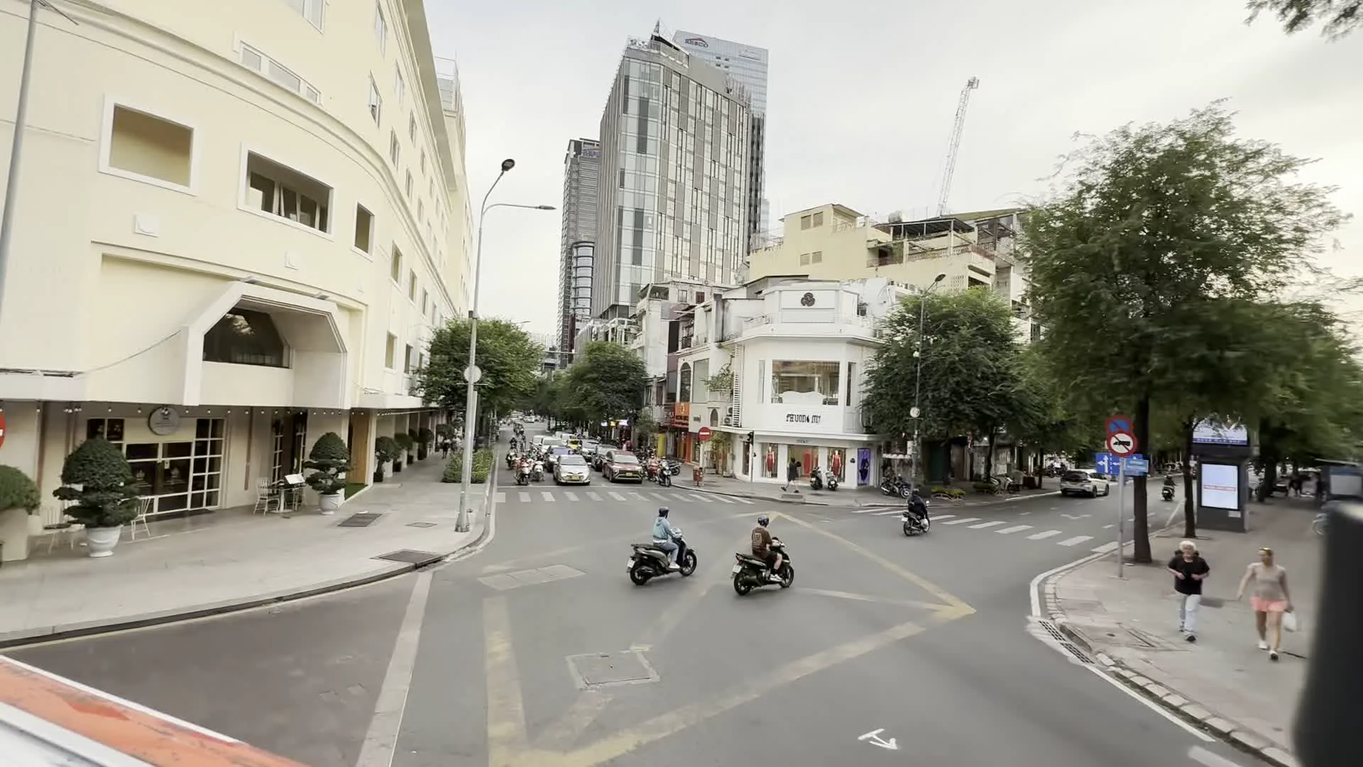 FUSION SUITES（フュージョン・スイート・サイゴン、ホテル名）。Bảo tàng Chứng tích Chiến tranh（戦争証跡博物館）。Trực thăng UH-1（UH-1ヘリコプター、戦争証跡博物館の屋外展示物）