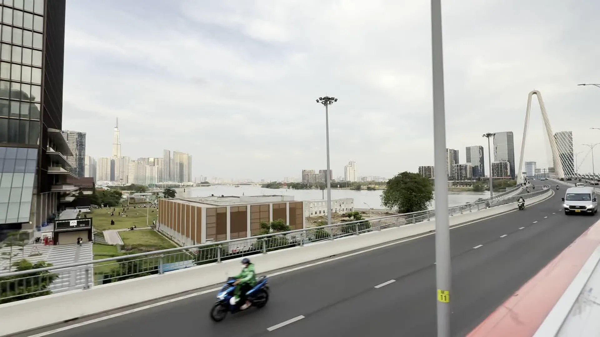 Cầu Ba Son (バーソン橋 / 旧名：トゥーティエム2橋)。Sông Sài Gòn (サイゴン川)。Landmark 81 (ランドマーク81 / ベトナム最高層の超高層ビル)