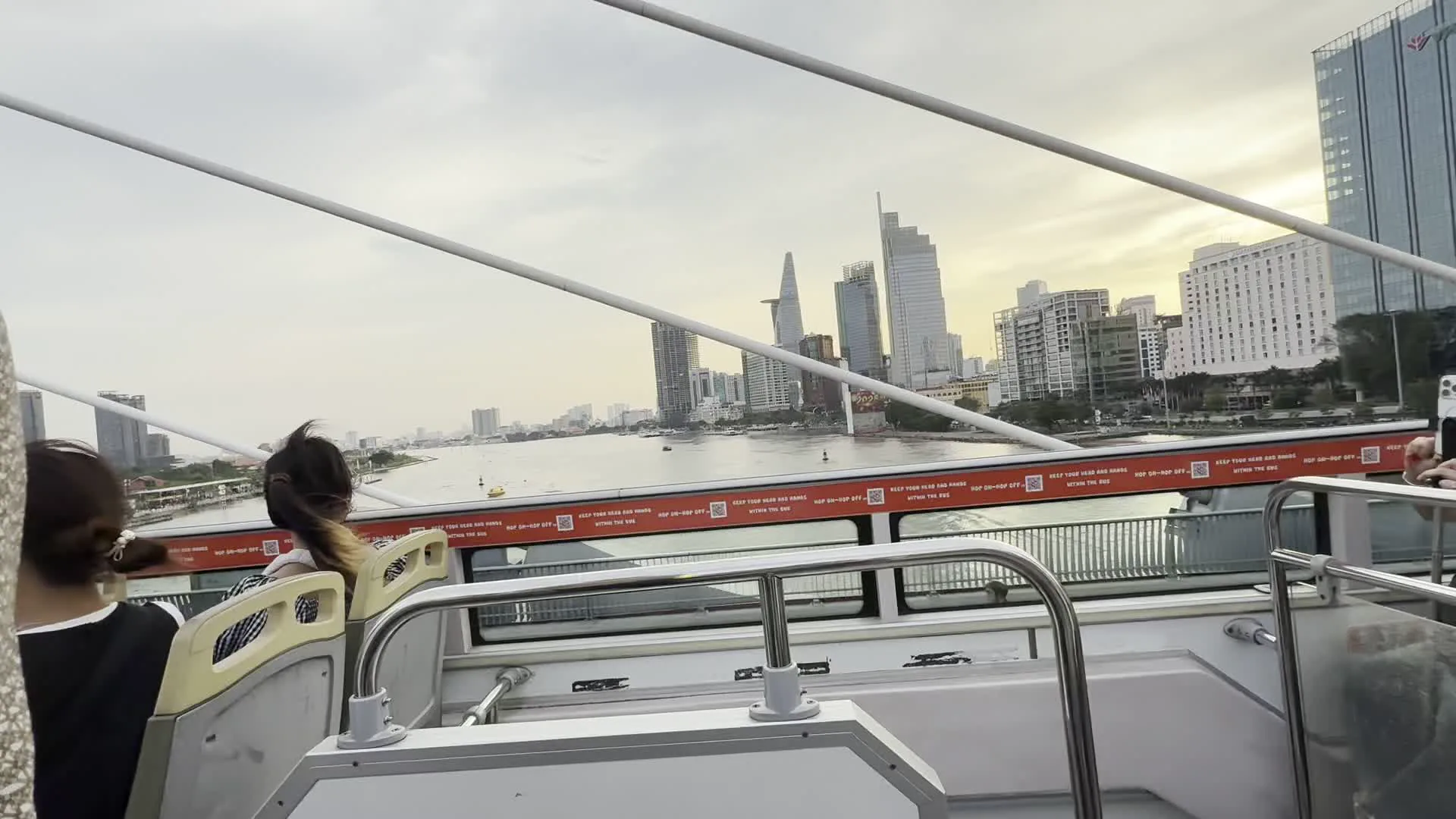 Tháp Tài chính Bitexco (ビテクスコ・フィナンシャルタワー)。Landmark 81 (ランドマーク81)。Sông Sài Gòn (サイゴン川)。Hop on - Hop off (乗り降り自由の観光バス)