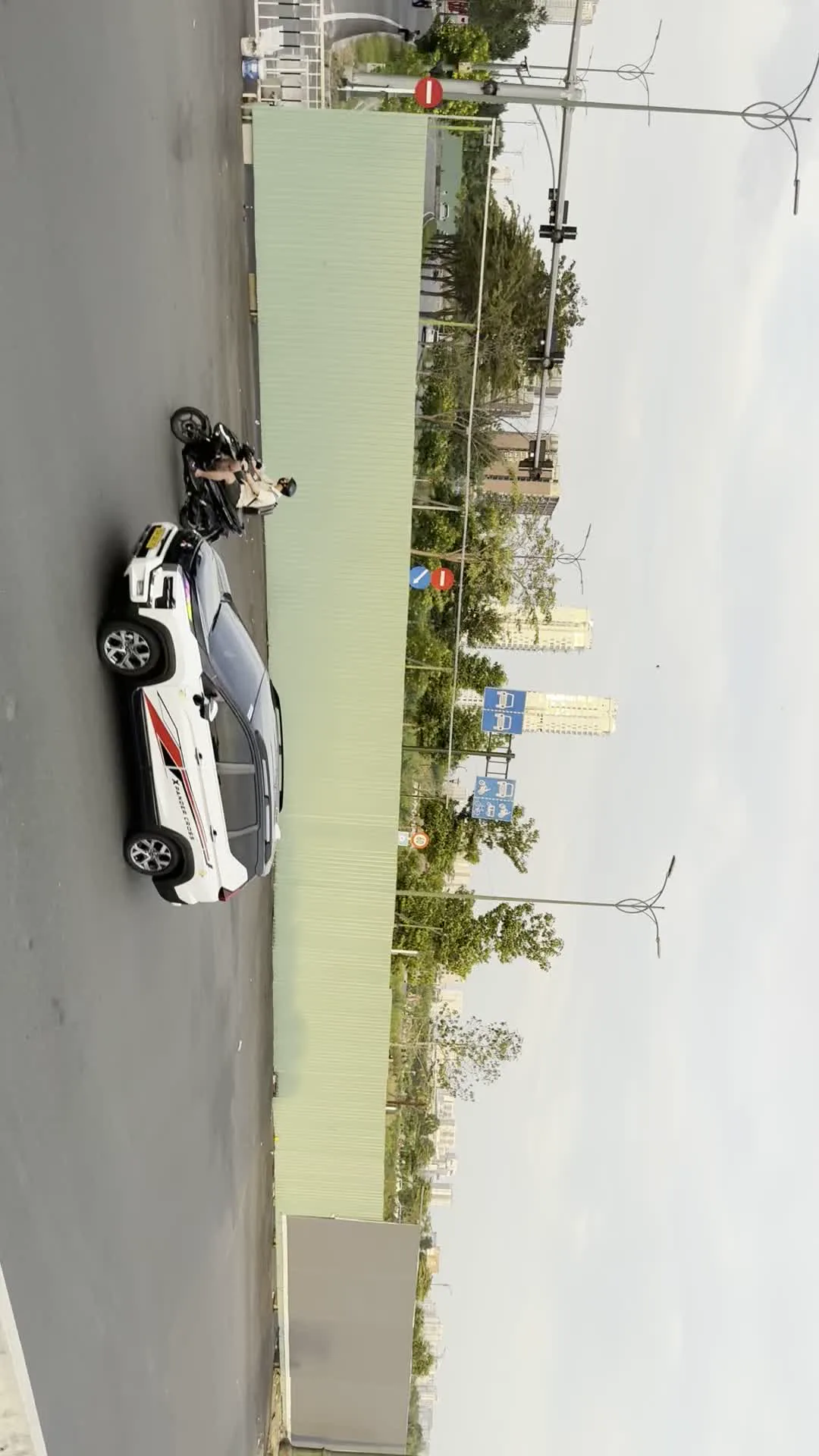 Biển chỉ dẫn hướng đi Thủ Thiêm, Quận 1, Quận Bình Thạnh, Cầu Sài Gòn (トゥーティエム、1区、ビンタイン区、サイゴン橋方面の方向指示標識)。Pano quảng cáo dự án The Metropole Thủ Thiêm (ザ・メトロポール・トゥーティエム プロジェクトの広告看板)。"Sức bật mạnh mẽ từ quy hoạch hạ tầng" (「インフラ計画からの力強い飛躍」 - 広告スローガン)。"Nơi giao thoa giữa nét hoài cổ và giá trị di sản" (「懐かしさと遺産の価値が交差する場所」 - 広告スローガン)。"Điểm hẹn mới những sự kiện thăng hoa" (「華やかなイベントの新たな待ち合わせ場所」 - 広告スローガン)