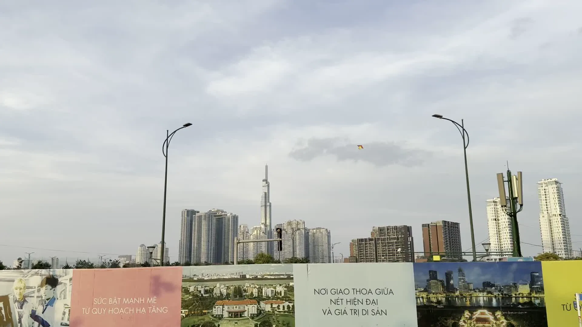 Landmark 81 (ランドマーク81・ホーチミン市にあるベトナムで最も高い超高層ビル)。Sức bật mạnh mẽ từ quy hoạch hạ tầng (インフラ計画からの力強い飛躍・都市開発プロジェクトの広告スローガン)。Nơi giao thoa giữa nét hiện đại và giá trị di sản (現代的な特徴と遺産の価値が交わる場所・都市開発プロジェクトの広告スローガン)。Coteccons (コテッコンズ・ベトナムの大手建設会社)