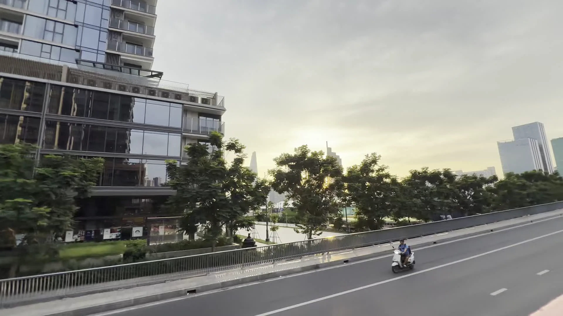 Cầu Thủ Thiêm 2（トゥーティエム2橋）。Sông Sài Gòn（サイゴン川）。Tòa nhà Techcombank Saigon（テックコムバンク・サイゴンタワー）。Tòa nhà Bitexco Financial Tower（ビテクスコ・フィナンシャルタワー）。Quảng cáo Tết của Heineken "Mở kết nối thật, Tết hết bật Heineken"（ハイネケンのテト（旧正月）