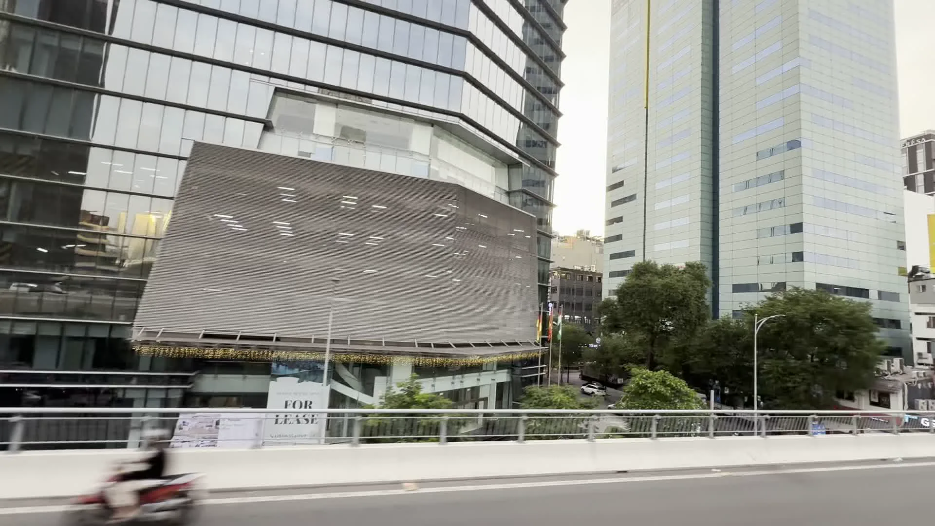 Bảo tàng Tôn Đức Thắng (トン・ドゥック・タン博物館)。Đường Tôn Đức Thắng (トン・ドゥック・タン通り)。The Sun Tower (サンタワー)。VPBank Saigon Tower (VPバンクサイゴンタワー)。Centennial Saigon (センテニアル・サイゴンビル)