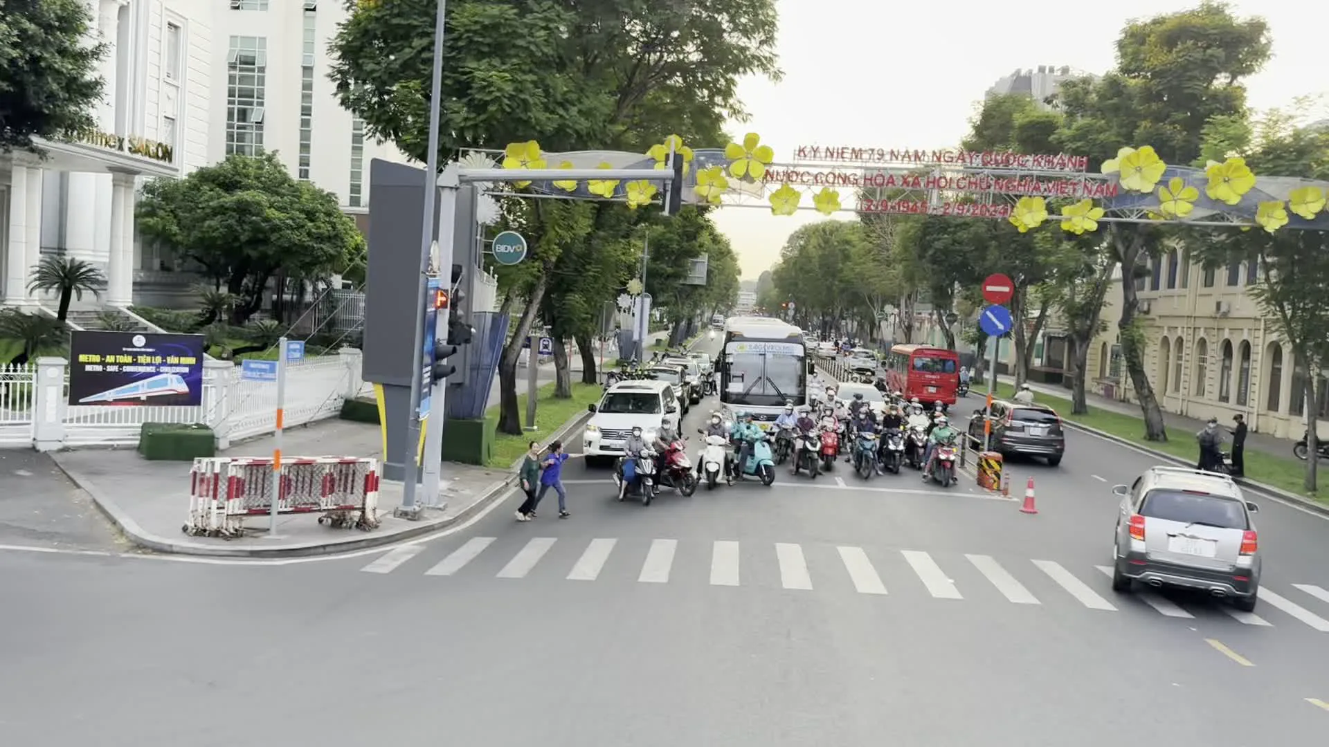 Kỷ niệm 79 năm Ngày Quốc khánh nước Cộng hòa xã hội chủ nghĩa Việt Nam (2/9/1945 - 2/9/2024)（ベトナム社会主義共和国 国慶節79周年記念横断幕 (1945年9月2日 - 2024年9月2日)）。Tuyến metro số 1 Bến Thành - Suối Tiên（ホーチミンメトロ1号線 ベンタイン-スイティエン線の関連施設）。Chúc Mừng Năm Mới 2025（新年（2025年）。Khoa Dược - SAPHARCO（サファルコ製薬の薬学部）。Tòa nhà Techcombank（テックコムバンク・タワー）。Quân khu 7（第7軍区の関連施設）。COPY - IN MÀU - SCAN - PHOTO 8K -> A0 - VĂN PHÒNG PHẨM（コピー・印刷・スキャン・写真・文房具店の看板）