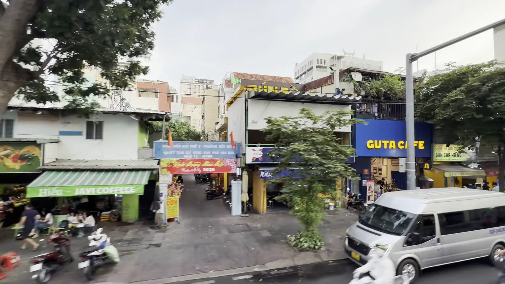 GUTA CAFE（グタカフェ、ホーチミン市を中心に展開するカフェチェーン）。BÚN CHẢ HÀ NỘI（ブンチャーハノイ、ハノイ風つけ麺の店）。PHỞ SỐ 1 HÀ NỘI, 39 Nguyễn Thị Minh Khai, Phường Bến Nghé, Quận 1（フォー・ソーモッ・ハノイ、住所：ホーチミン市1区ベンゲー坊グエンティミンカイ通り39番地にあるフォーの店）。CHI NHÁNH HỌC VIỆN PHỤ NỮ VIỆT NAM, PHÂN VIỆN PHÍA NAM（ベトナム女性学院南部支部）