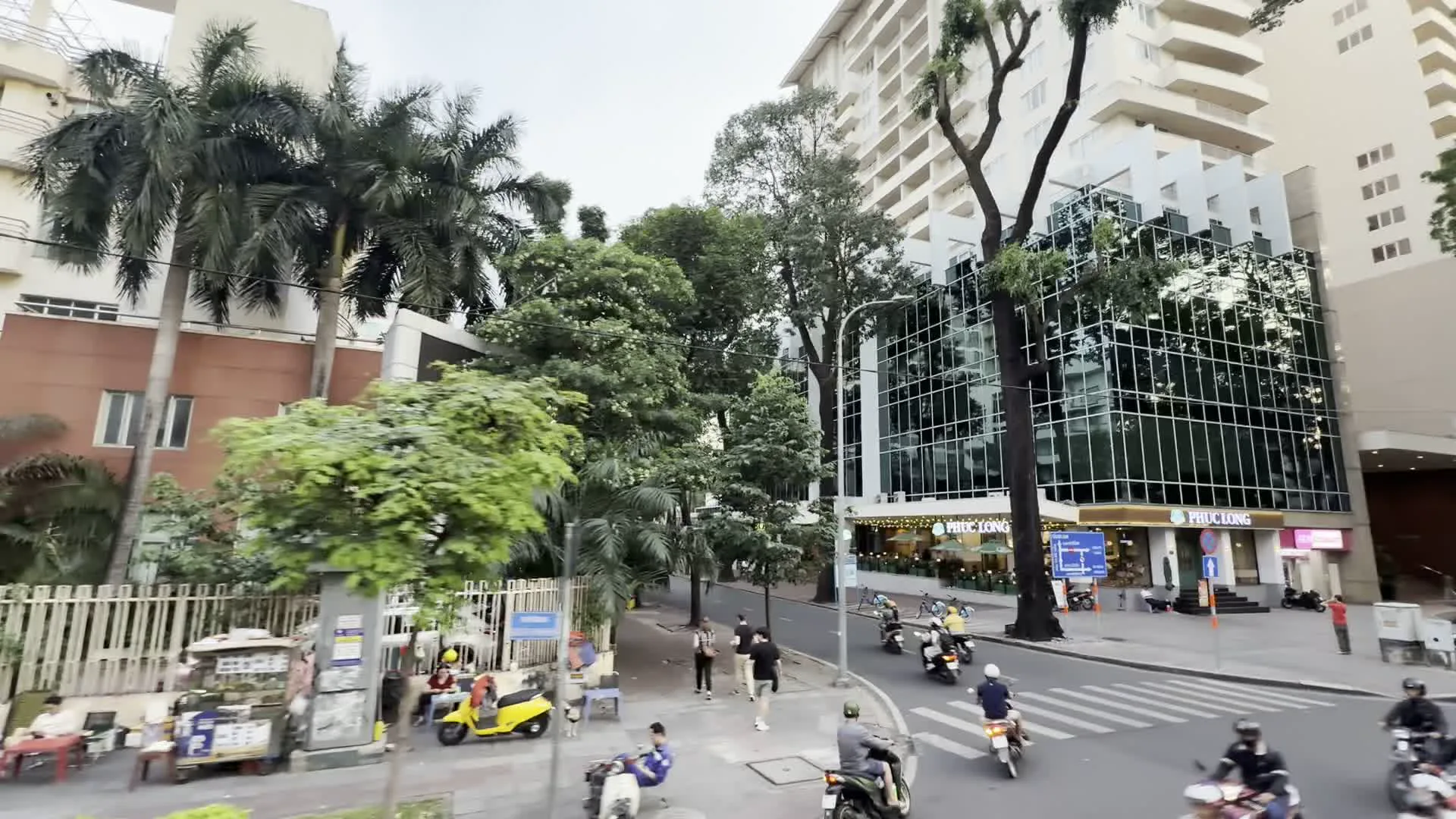 THE COFFEE HOUSE（ザ・コーヒーハウス）。Smile Living（スマイルリビング）。Tổng Lãnh sự quán Pháp tại Thành phố Hồ Chí Minh（在ホーチミンフランス総領事館）。NHÀ HÀNG ĐÔNG PHƯƠNG（ドンフオンレストラン）