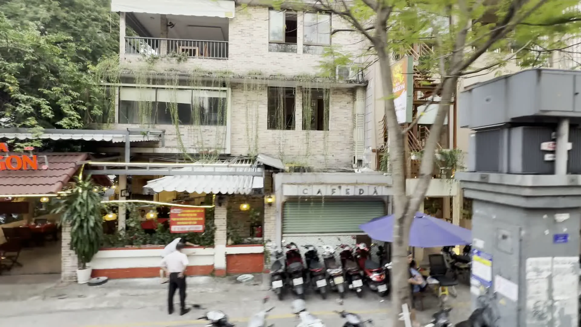 CAFE ĐÁ（カフェダー / ベトナム風アイスコーヒーの店）。BÁNH MÌ 362（バインミー362 / バインミー専門店のチェーン）。PASSIO COFFEE TO GO（パッシオ・コーヒー・トゥ・ゴー / コーヒー専門店のチェーン）。SEXY ZONE BEER GARDEN（セクシーゾーン・ビアガーデン）。ĂN VẶT - NEM LỤI ÚT TUYẾN（アンヴァット - ネムルイ・ウットゥイエン / おやつと串焼きつくねの店「ウットゥイエン」）。MASTER BUILDING（マスタービルディング）。UNILAND（ユニランド / 企業名）。TRUNG TÂM TƯ VẤN DU HỌC（チュンタム・トゥーヴァン・ズーホック / 留学コンサルティングセンター）。ĐẶC SẢN（ダックサン / 特産品店）