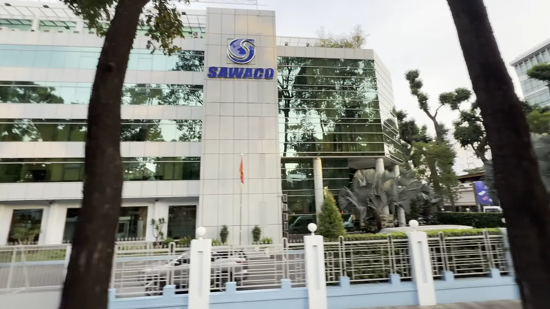 SAWACO / Tổng công ty Cấp nước Sài Gòn（サイゴン水道総公社）。Hotel and Spa L'Odéon / K-SPA（オデオン ホテル＆スパ / K-スパ）。Sân khấu Kịch 5B（5B劇場）