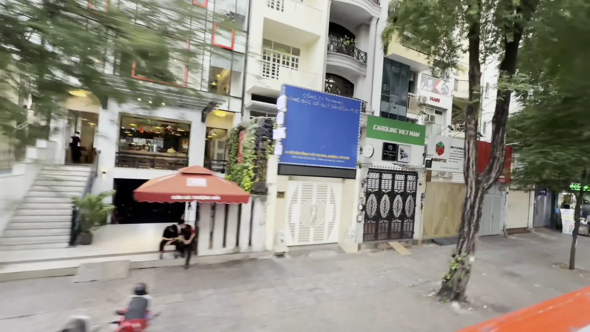 CAROLINE VIỆT NAM（キャロライン・ベトナム、美容関連企業）。DAIKIN（ダイキン、日本の空調メーカー）。comfee（コンフィー、家電ブランド）。PVcomBank（PVコムバンク、ベトナム大衆株式会社商業銀行）。MSB（MSB、ベトナム海上商業銀行）