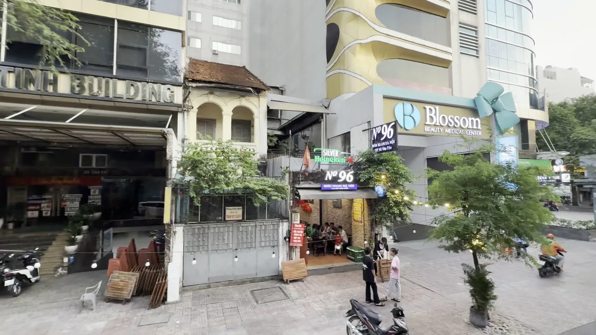 TINH BUILDING（ティン・ビルディング）。Blossom BEAUTY MEDICAL CENTER（ブロッサム・ビューティー・メディカルセンター）。Quán 96, 96 Nguyễn Thị Minh Khai, P.6, Q.3, TP.HCM（96番 quán（食堂）。Jollibee（ジョリビー - フィリピン発のファストフードチェーン）。SPORTS1 / HÀNG CHÍNH HÃNG（スポーツ1 / 正規品）。FPT Shop（FPTショップ - ベトナムのデジタル製品小売チェーン）