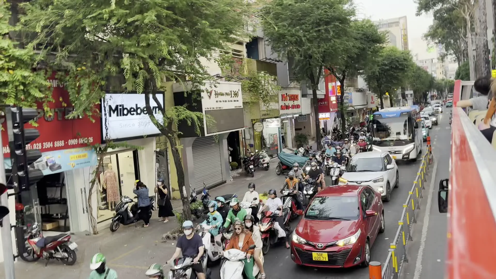 Mibebaru (ミベバル、店舗名)。Hải sản Phố Bụi 360 (フォーブイ360シーフード、レストラン名)。ĐIỆN THOẠI - PHỤ KIỆN - SỬA CHỮA (電話 - アクセサリー - 修理、店舗のサービス内容)。Phố Thịnh (フォーティン、店舗名)。PHOTO (写真・コピー、店舗のサービス内容)