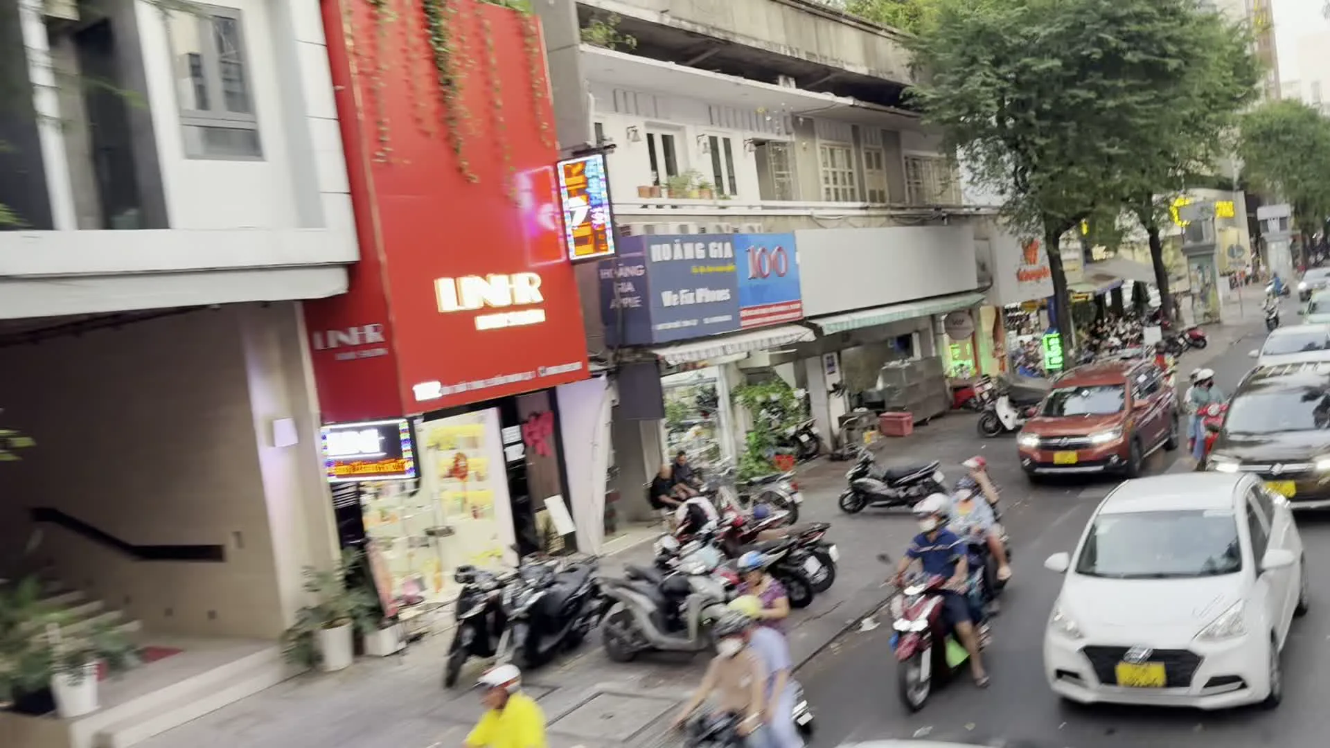 LNR / LINER（LNR / LINER店）。Cửa hàng Hoàng Gia（ホアンザー店 - 家庭用品・携帯電話店）。GANGHEE VIỆN THẨM MỸ QUỐC TẾ, Đường 3/2, Quận 10（ガンヒー国際美容院、10区3月2日通り）。BÚN CÁ RÔ - THỊT SƯỜN（アナバスのブンと豚スペアリブの食堂）。Đường Trần Bình Trọng, Quận 5（5区チャンビンチョン通り・看板の住所「251 Trần Bình Trọng, P.4, Q.5」より特定）。KHÁCH SẠN（ホテル）