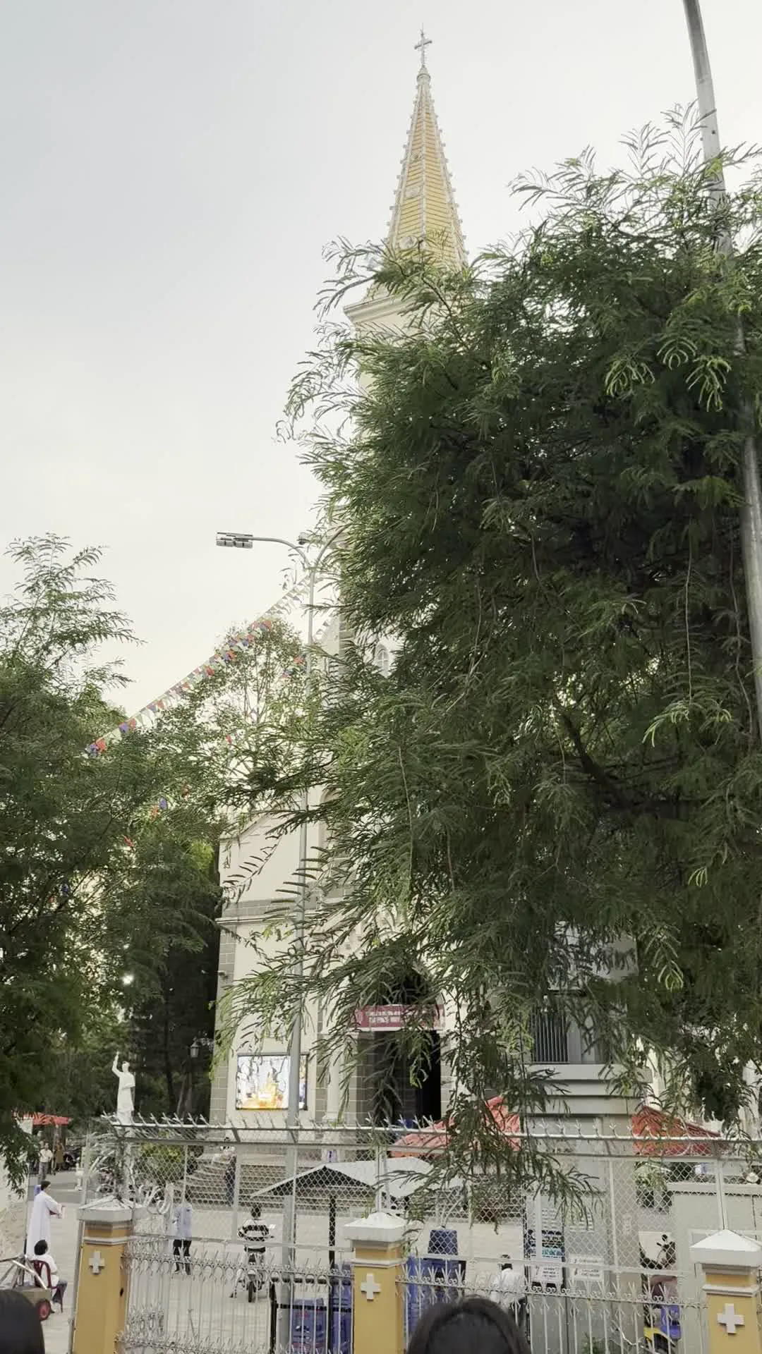 Nhà thờ Huyện Sỹ (フエンシー教会)