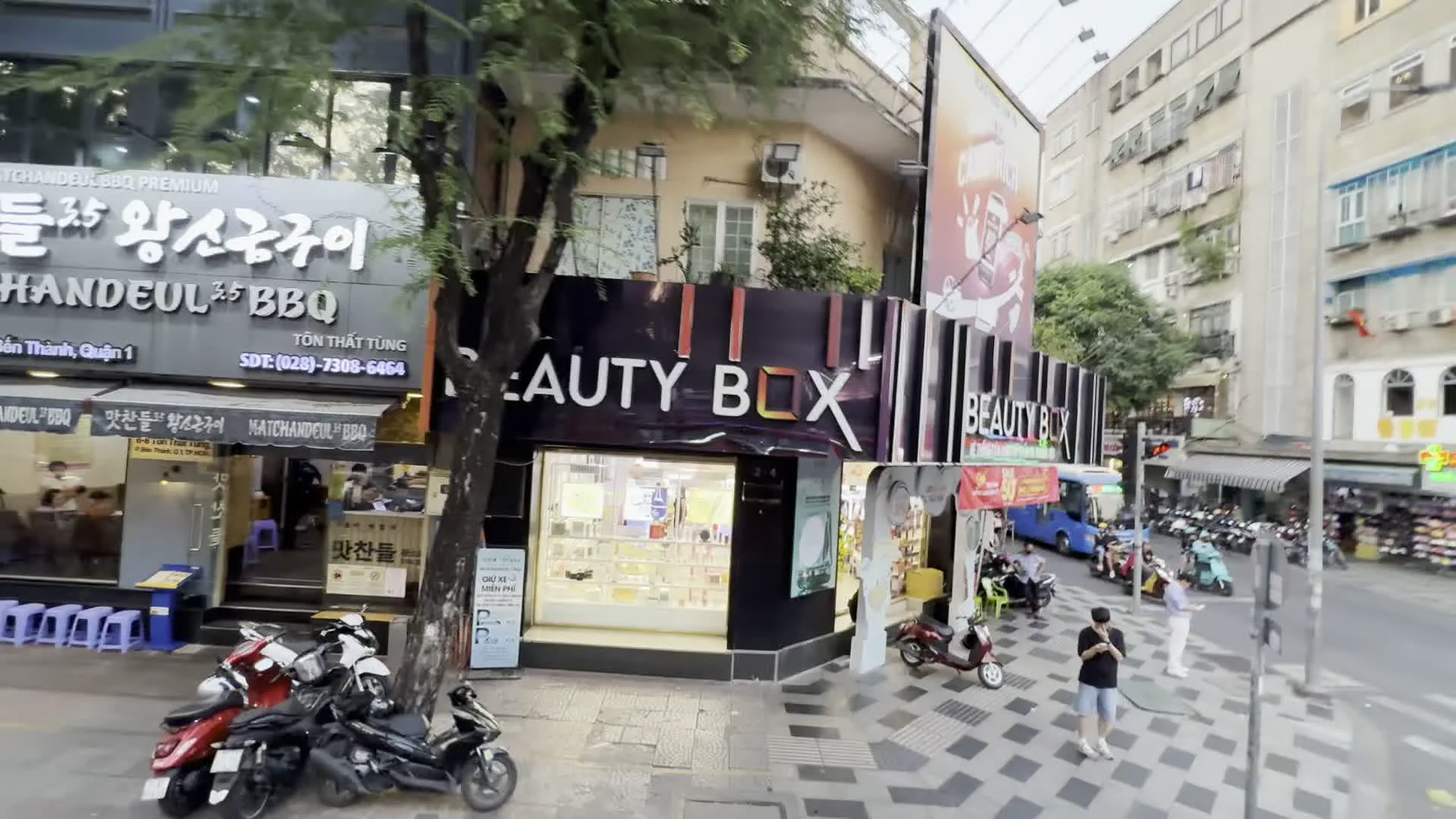 Tôn Thất Tùng (トンタットトゥン通り)。Công viên 23 tháng 9 (9月23日公園)