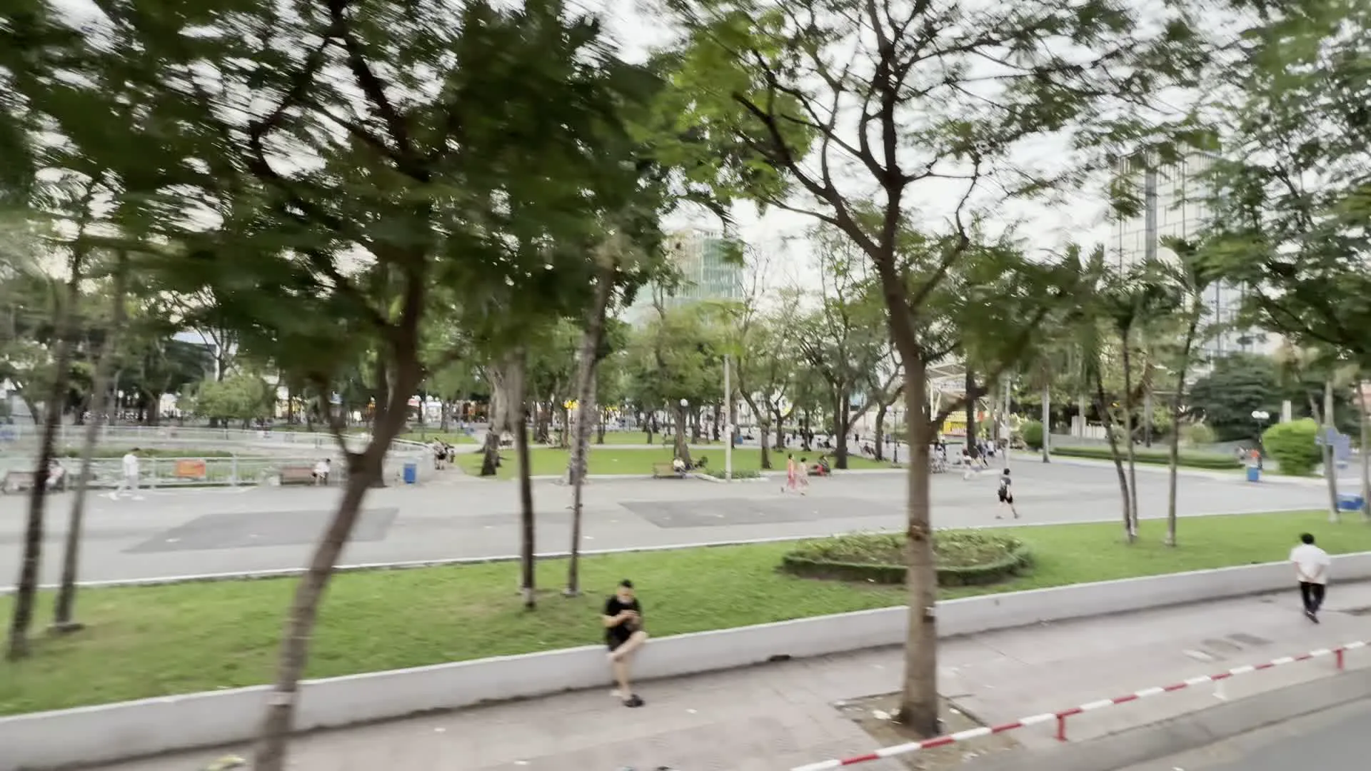 Công viên 23 tháng 9 (9月23日公園)。Cổng vào Công viên 23 tháng 9 (9月23日公園の入口ゲート)。Bến xe buýt Sài Gòn (サイゴンバスステーション)