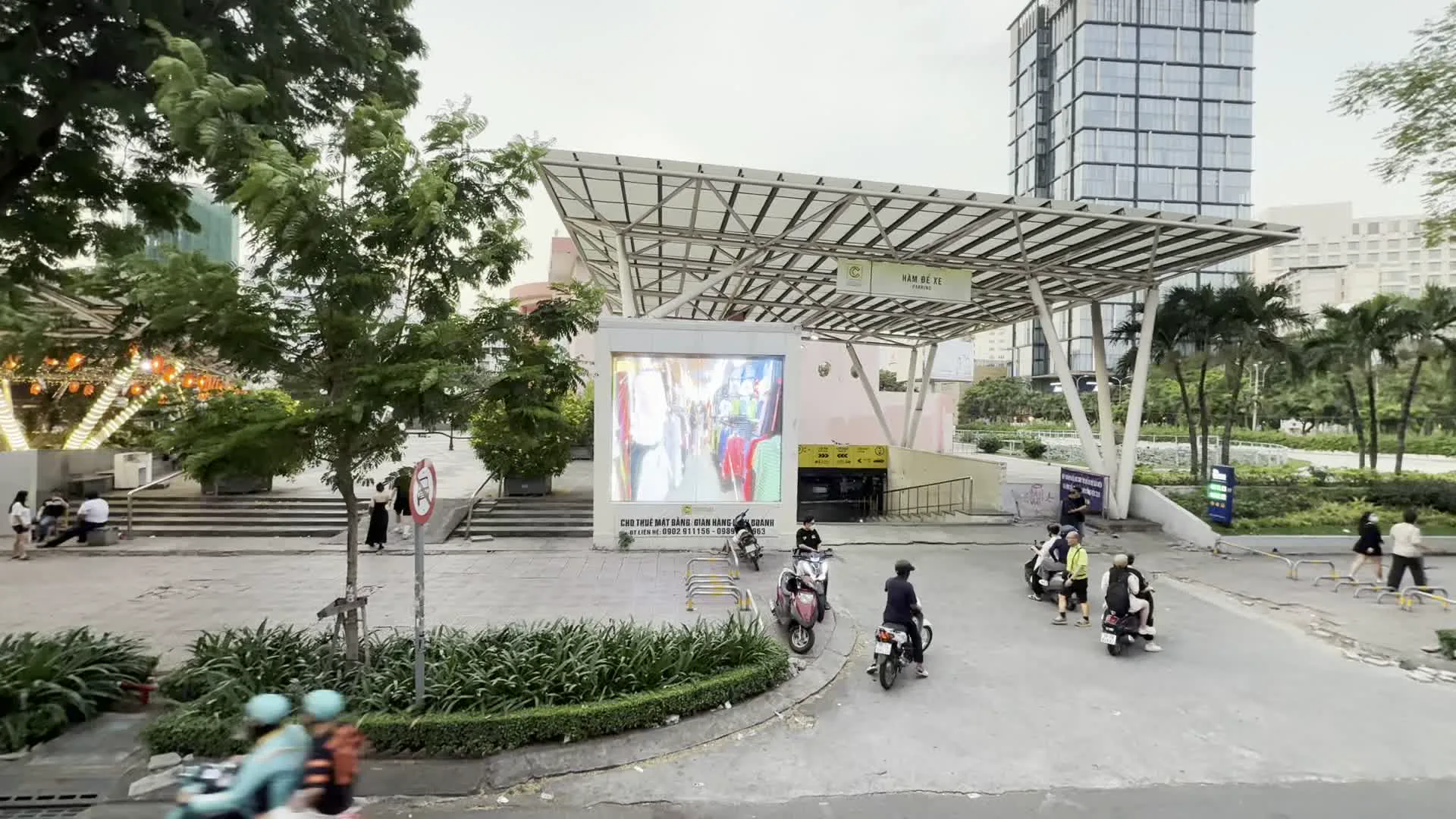 HẦM ĐỂ XE（地下駐車場）。LỐI XUỐNG HẦM ĐỂ XE（地下駐車場への下り口）。CHO THUÊ MẶT BẰNG, MÀN HÌNH LED QUẢNG CÁO（敷地・LEDスクリーン広告の賃貸募集）