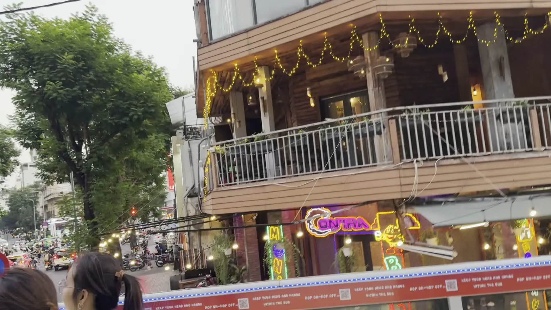 1664 BLANC（クローネンブルク1664ブラン・ビールの看板）。CONTRA...（バーまたはレストランの看板）。QUÁN CƠM BÌNH DÂN DUNG（ズン大衆食堂の看板）。Công viên 30 tháng 4（4月30日公園）