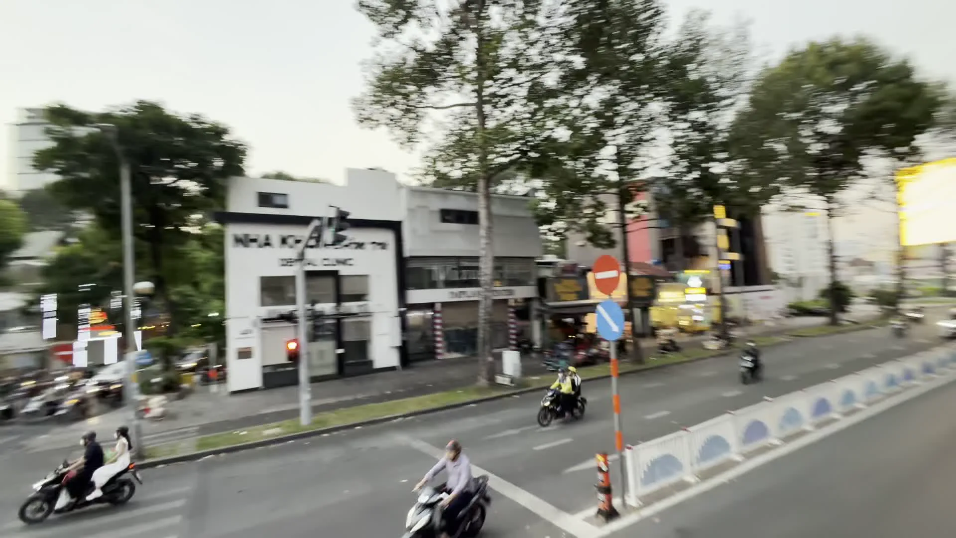 Chợ Bến Thành (ベンタイン市場)。Công viên 23 tháng 9 (9月23日公園 - 1945年9月23日の南部抗戦開始を記念)。Nha khoa (歯科医院)