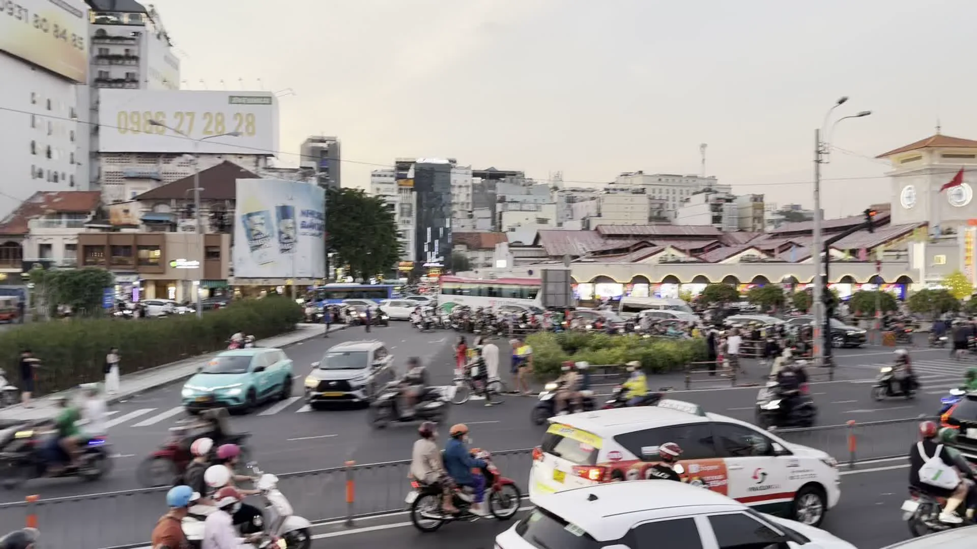 Chợ Bến Thành（ベンタイン市場）。Vinasun Taxi（ビナサンタクシー）。Bảng quảng cáo Saigon Chill（サイゴン・チルビールの広告看板）