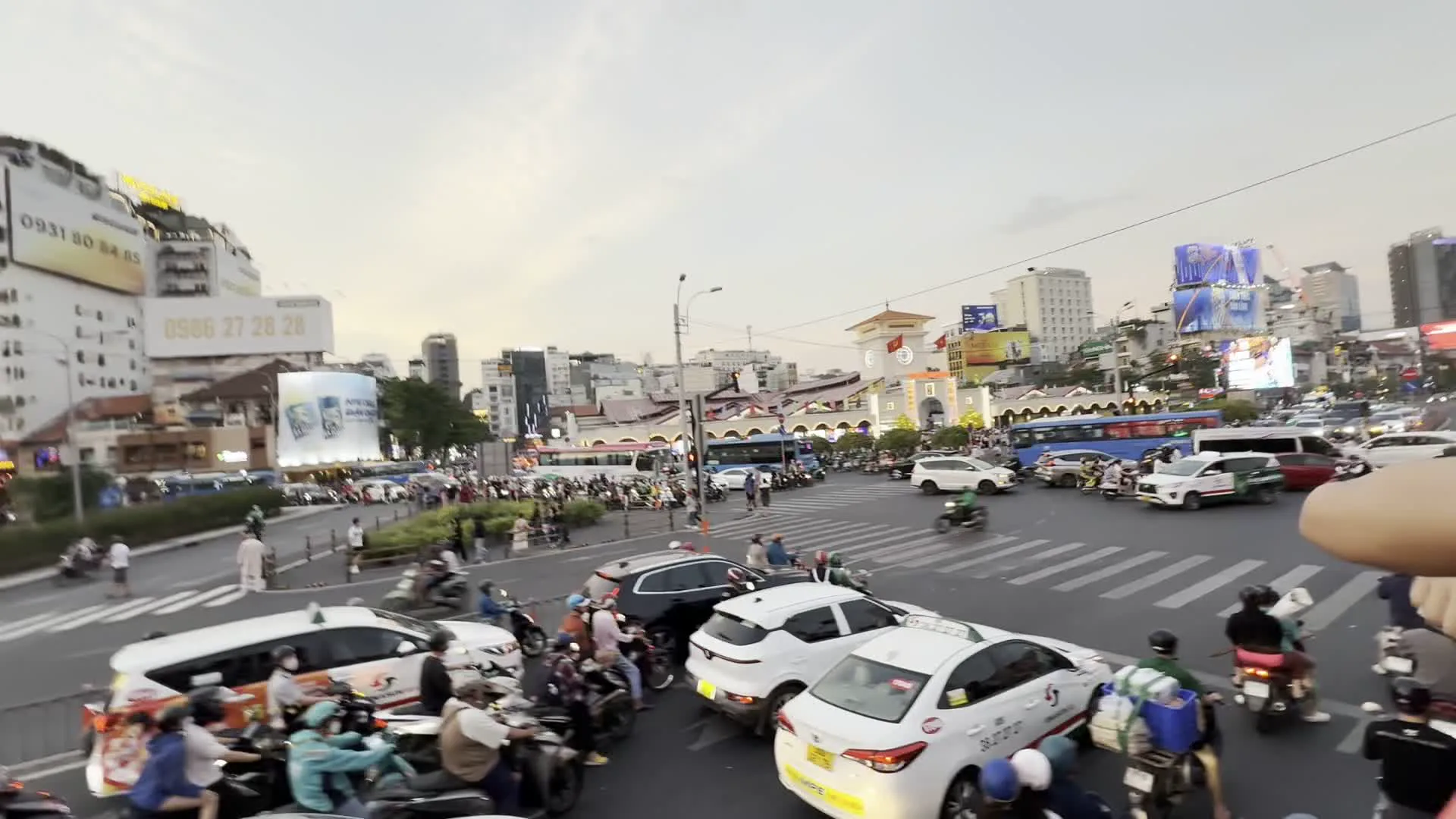 Chợ Bến Thành（ベンタイン市場）。Bảo tàng Mỹ thuật Thành phố Hồ Chí Minh（ホーチミン市美術館）。Tòa nhà MB Bank（MBバンクビル）。Bitexco Financial Tower（ビテクスコ・フィナンシャルタワー）
