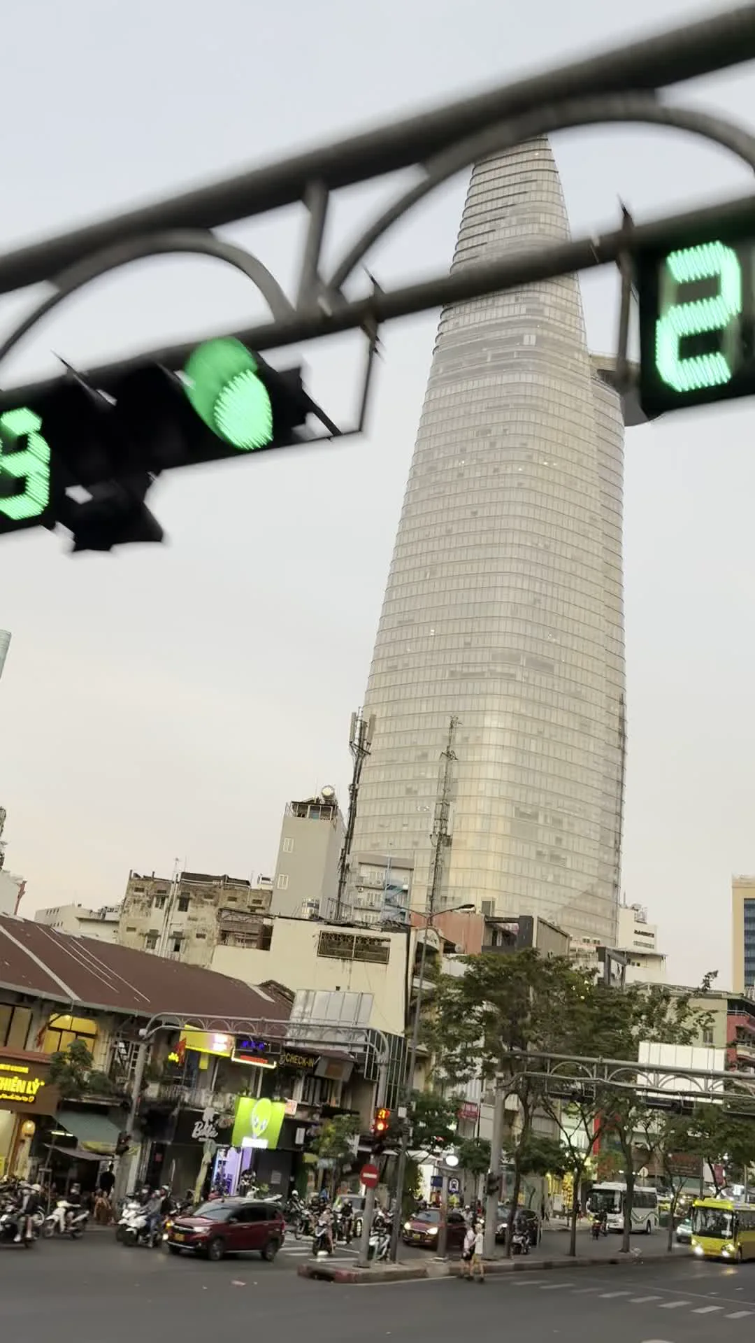 Tòa nhà Bitexco Financial Tower (ビテクスコ・フィナンシャルタワー)。BIDV (ベトナム投資開発銀行)