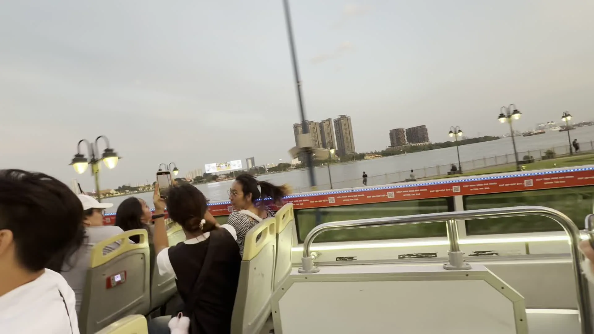 Sông Sài Gòn (サイゴン川)。Công viên Bến Bạch Đằng (バクダン埠頭公園)。Khu đô thị mới Thủ Thiêm (トゥーティエム新都心)