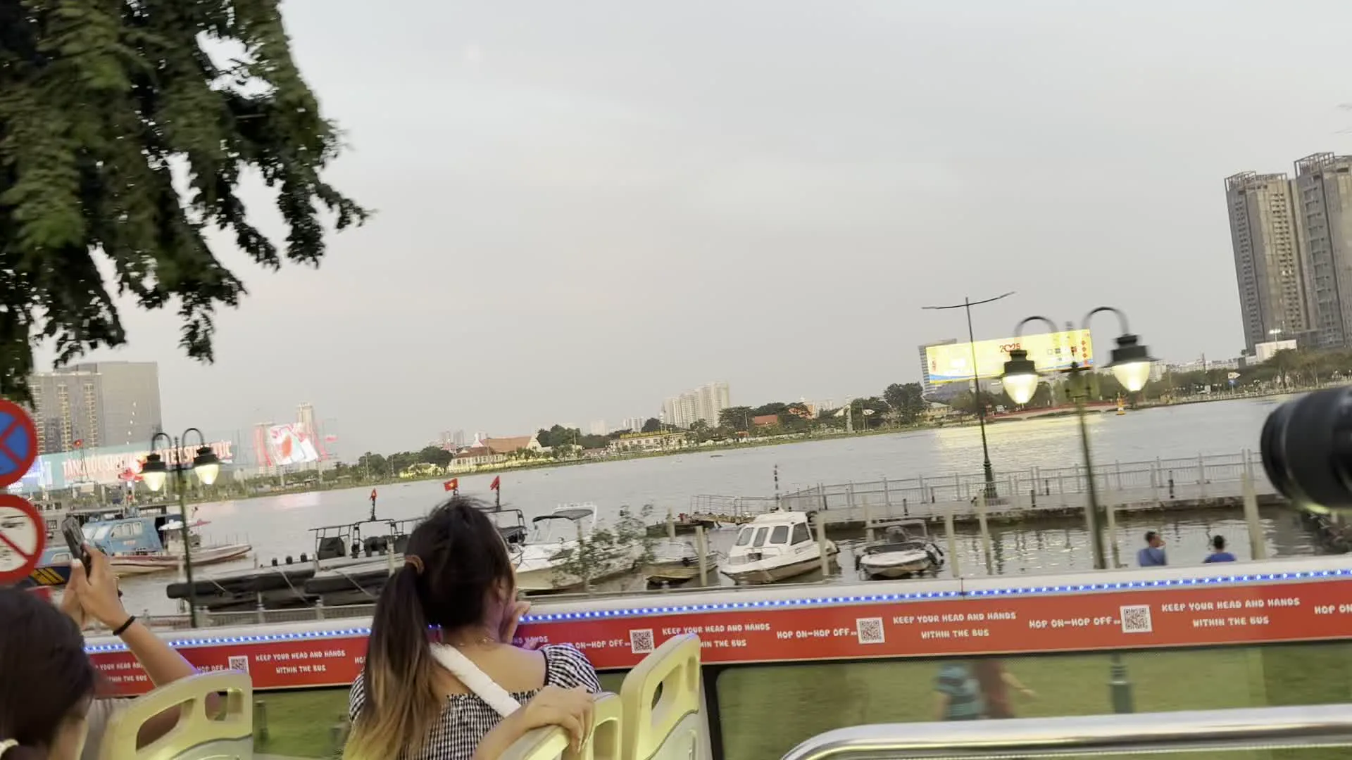 Sông Sài Gòn (サイゴン川)。Bến Bạch Đằng (バクダン埠頭)。Saigon Centre (サイゴンセンター)。Sunwah Tower (サンワータワー)。Đường Tôn Đức Thắng (トン・ドゥック・タン通り)。Chung cư 4-6 Tôn Đức Thắng (トン・ドゥック・タン通り4-6番地のアパート)