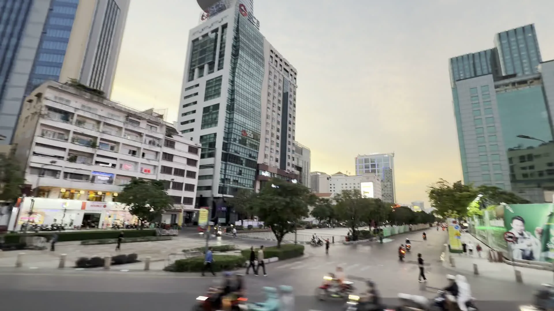 Tòa nhà SCB (SCBタワー)。Sông Sài Gòn (サイゴン川)。Bến Bạch Đằng (バクダン埠頭)