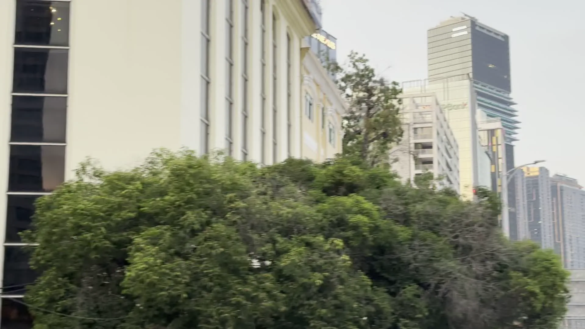 Trụ sở Ủy ban Nhân dân Thành phố Hồ Chí Minh（ホーチミン市人民委員会庁舎）。Khách sạn Rex（レックスホテル）。VPBank（ベトナム繁栄銀行）。IFC One Saigon / Saigon One Tower（IFCワン・サイゴン / サイゴン・ワン・タワー）