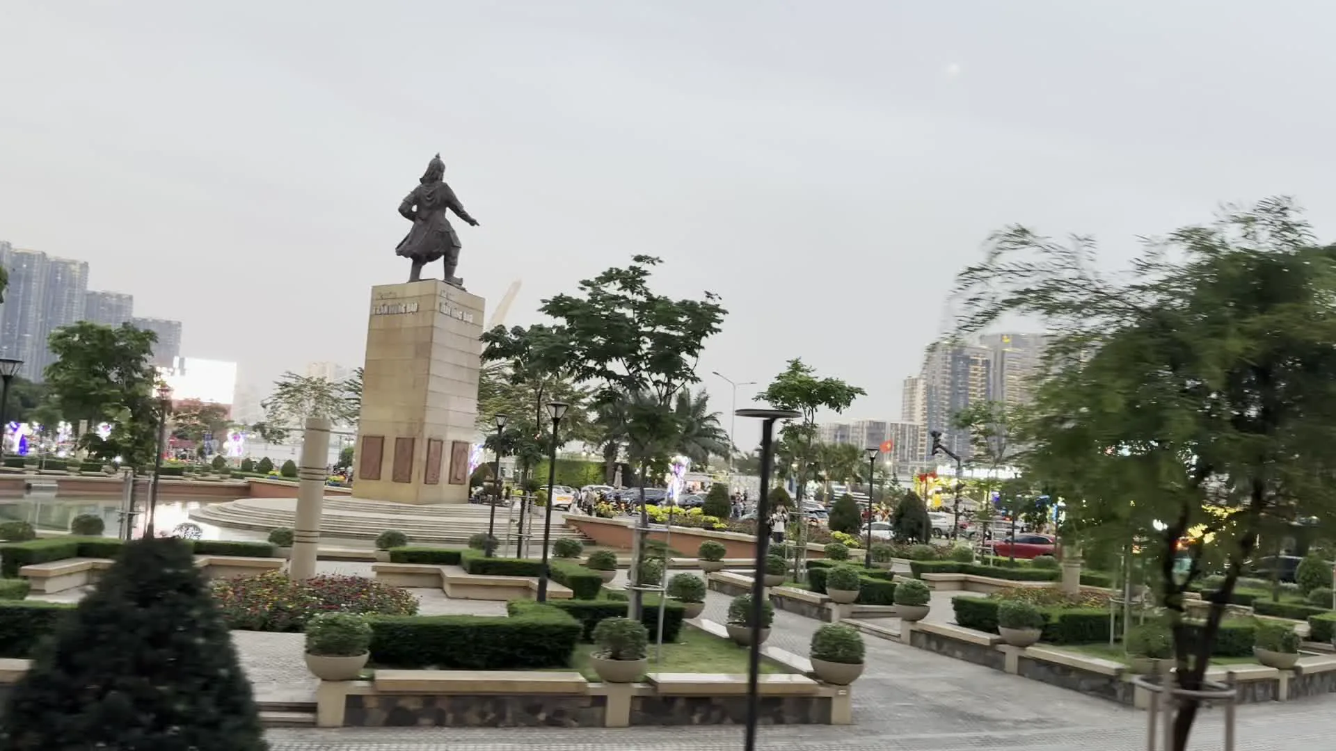 Tượng đài Trần Hưng Đạo (チャン・フン・ダオ像)。Công viên Bến Bạch Đằng (バクダン埠頭公園)。Sông Sài Gòn (サイゴン川)