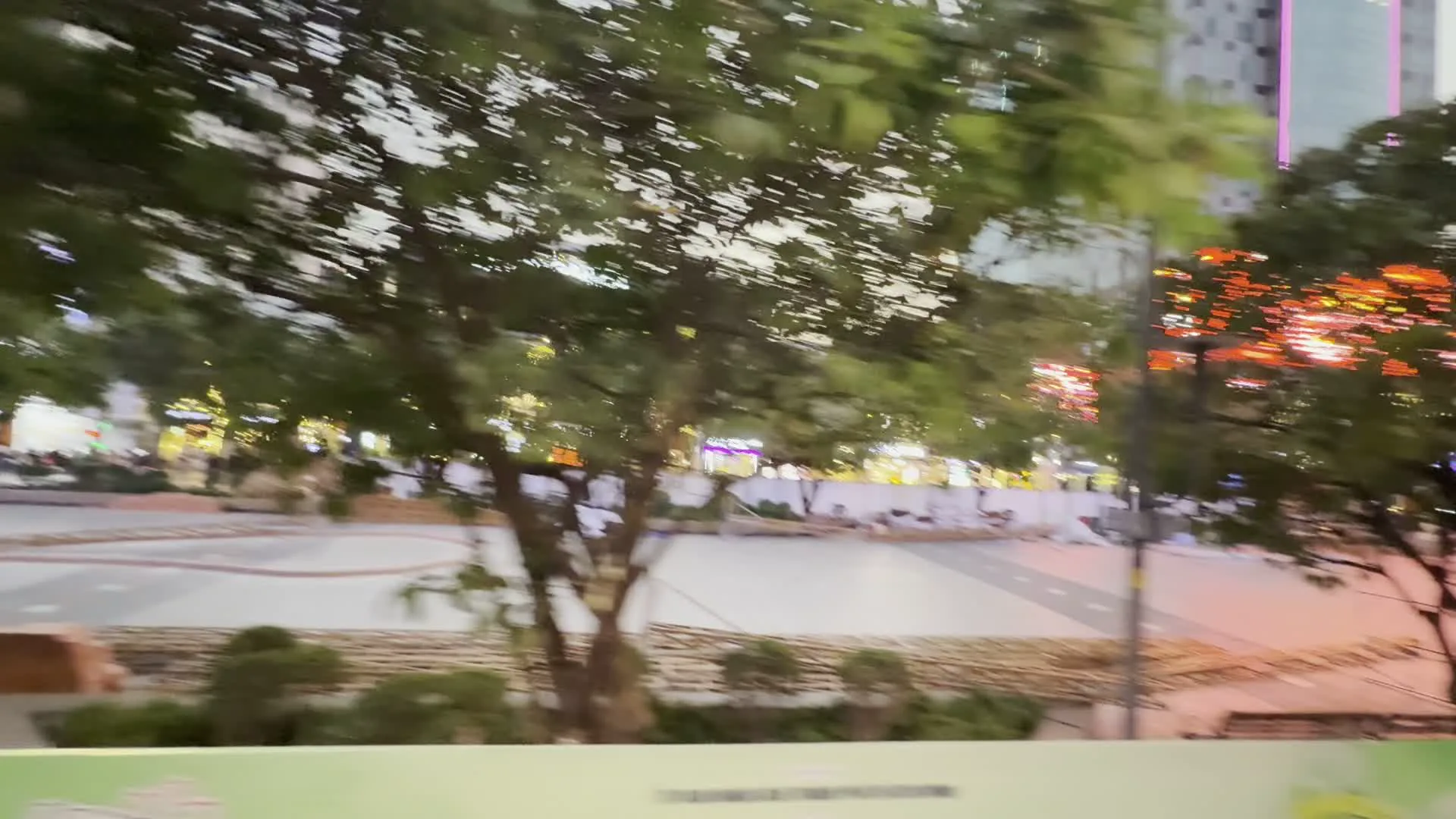 Phố đi bộ Nguyễn Huệ (グエンフエ通り歩行者天国)。Sun Wah Tower (サンワータワー)。Emirates (エミレーツ航空の広告)。CHUBB (チャブ保険の広告)