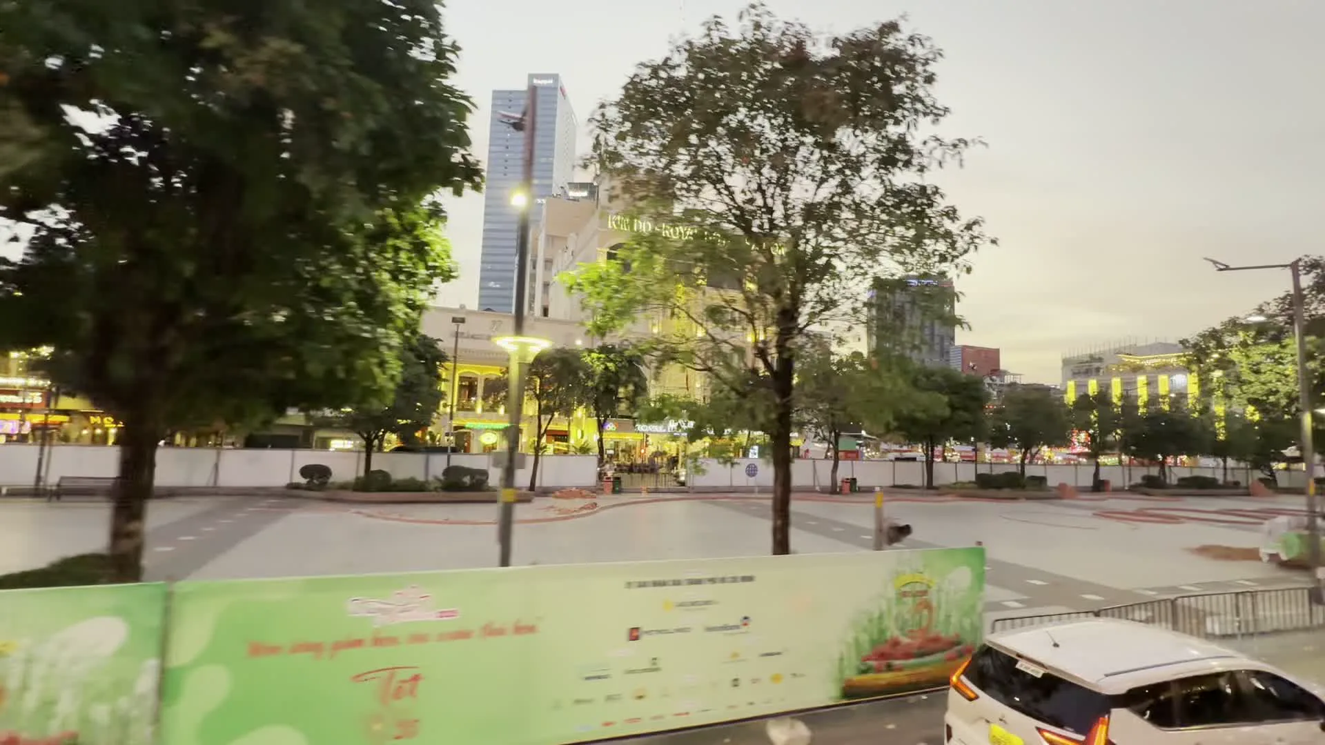 ỦY BAN NHÂN DÂN THÀNH PHỐ HỒ CHÍ MINH（ホーチミン市人民委員会）。Đường hoa 2023（フラワーロード 2023）。"Non sông gấm vóc, vui xuân thái hoà"（錦の祖国、平和な春を楽しむ - イベントのテーマ）。Tết Quý Mão（クýマオのテト / 2023年の旧正月）。REX HOTEL SAIGON（レックスホテル・サイゴン）。SAIGONTOURIST GROUP（サイゴンツーリストグループ - スポンサー）。Vietcombank（ベトコムバンク - スポンサー）。SACCOMBANK（サコムバンク - スポンサー）