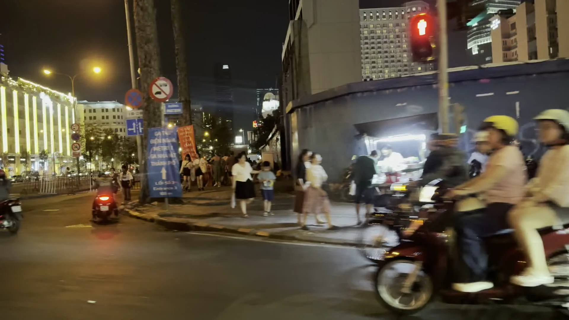 Ga Nhà hát Thành phố (ホーチミンメトロ1号線 市民劇場駅)。Nhà hát Thành phố Hồ Chí Minh (ホーチミン市市民劇場 / オペラハウス)。TISSOT (時計ブランド「ティソ」の店舗)。Ginkgo (ファッションブランド「ギンコ」の店舗)