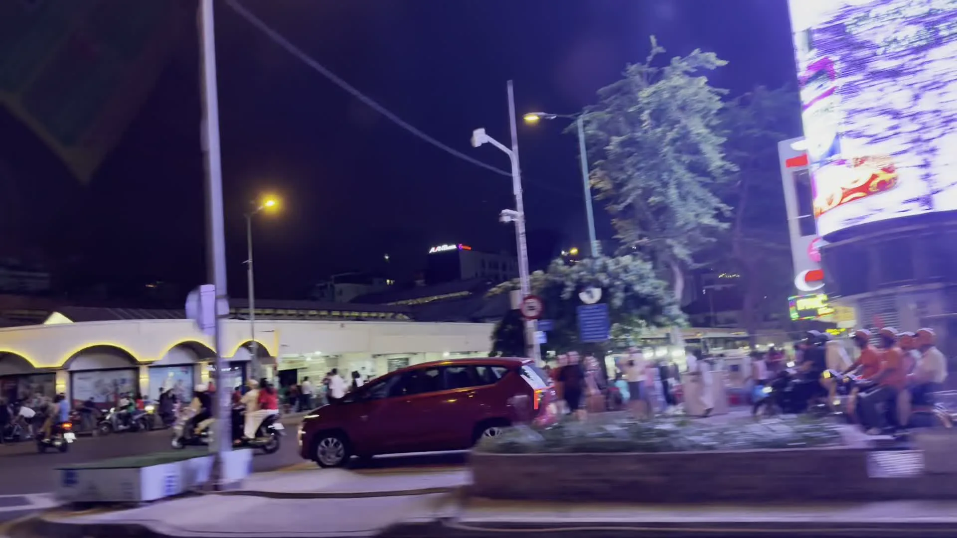 Chợ Bến Thành（ベンタイン市場）。Silverland（シルバーランドホテル）