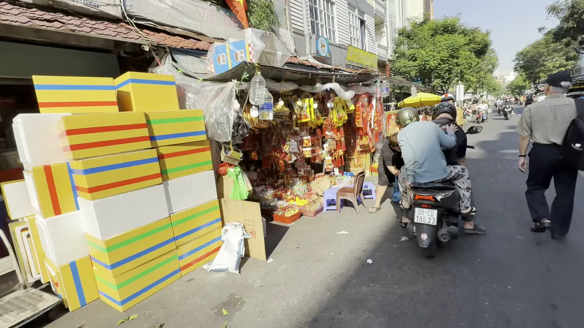 25 Trần Điện, Phường 10, Quận 5（ホーチミン市5区10 phườngチャンディエン通り25番地）。Giấy tiền vàng bạc（冥銭・金銀紙 - 先祖供養のために燃やす紙製の供物）。Biển số xe máy 59-C...（ホーチミン市のバイクナンバープレート。59はホーチミン市を示すコード）