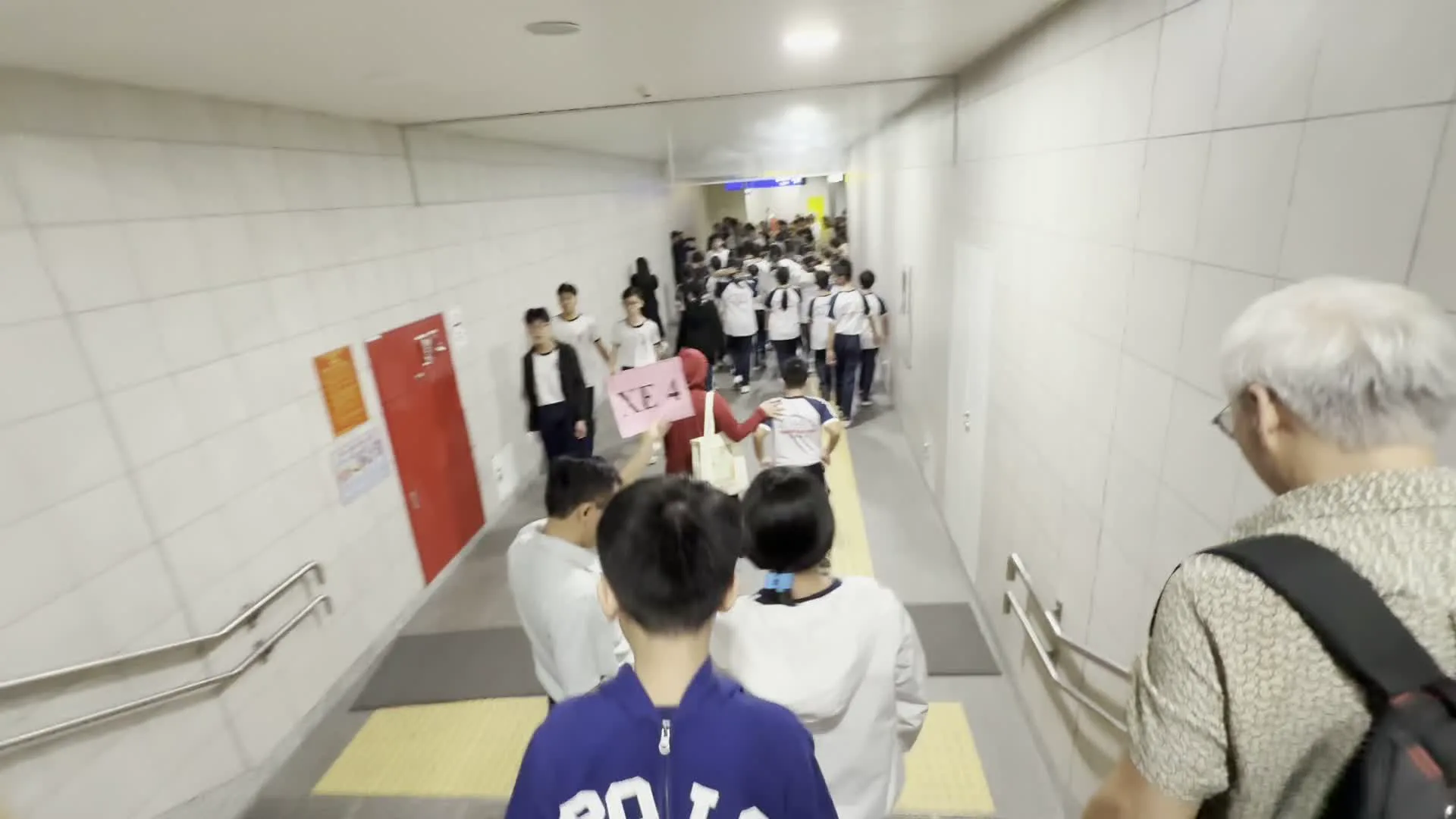 XE 4（4号車/バス。団体を特定のバスへ誘導するためのプラカード）