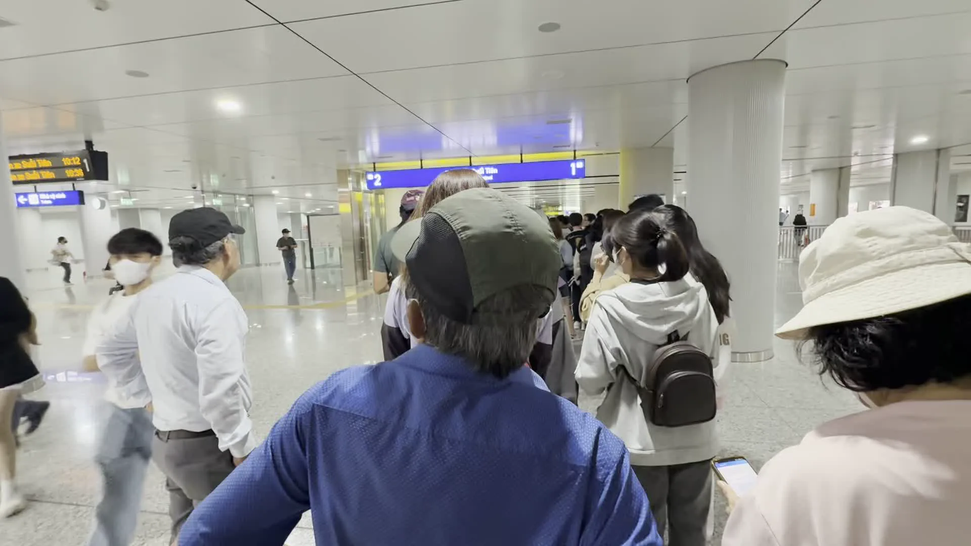 CHỈ DẪN RA TÀU BAY（搭乗ゲートへの案内標識）。Cửa ra tàu bay（搭乗ゲート）。ĐÃ LÊN MÁY BAY（搭乗済みを示すフライト情報）