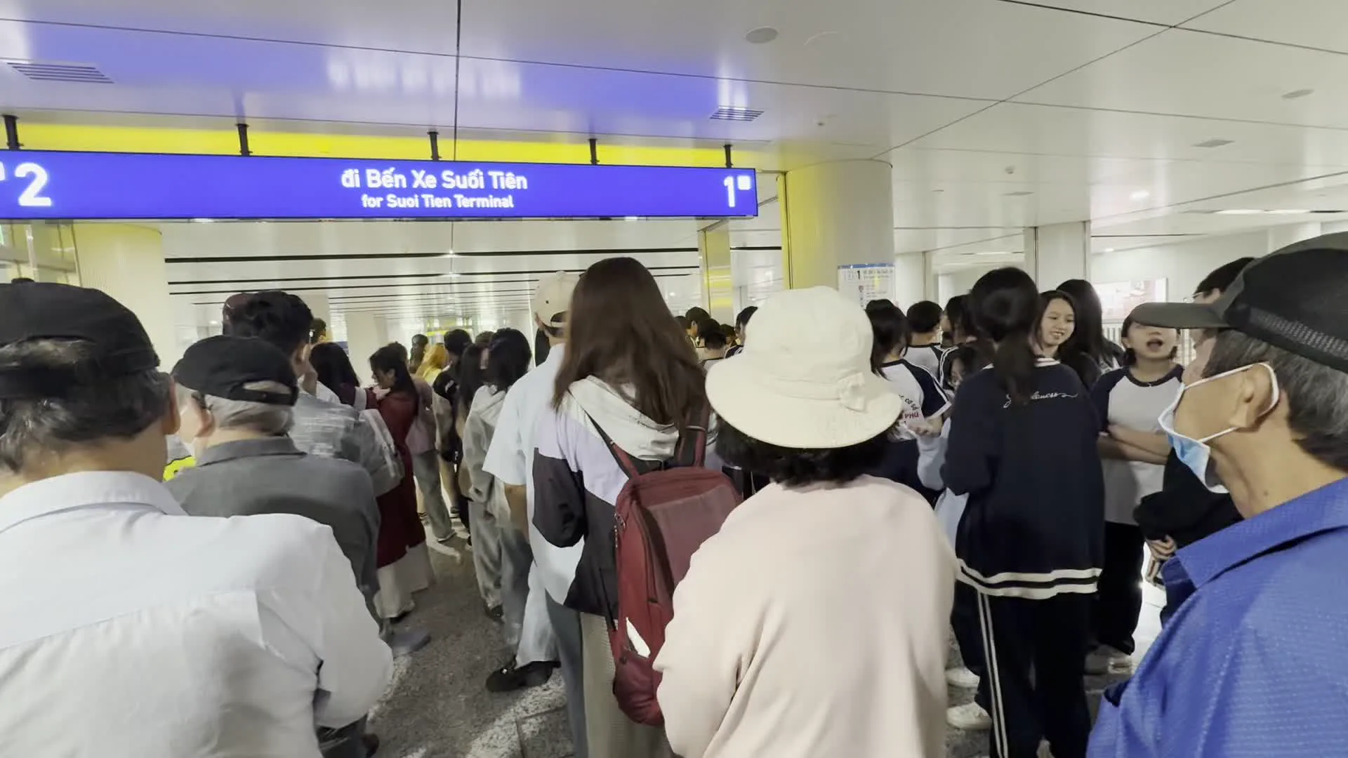 Ga Nhà hát Thành phố (ホーチミン市民劇場駅)。đi Bến Xe Suối Tiên (スオイティエン・バスターミナル行き)