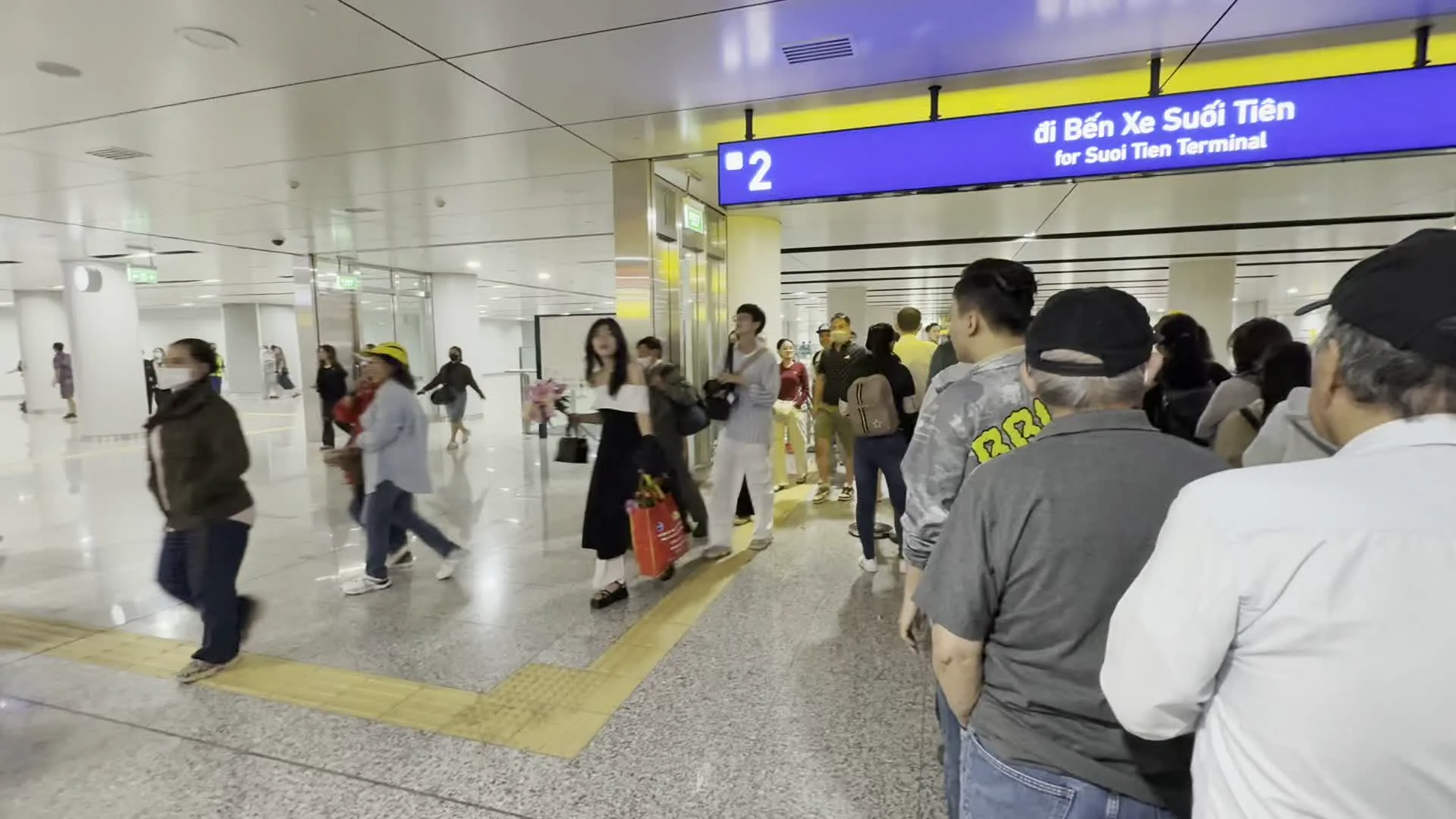 đi Bến Xe Suối Tiên / for Suoi Tien Terminal（スオイティエン・バスターミナル行きの案内標識 / ホーチミン市メトロ1号線の行き先表示）