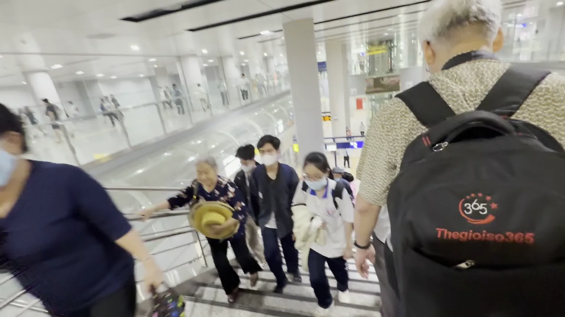 Ga Bến Thành（ベンタイン駅 / GPS座標と案内標識から特定されたホーチミンメトロ1号線の駅）。Đi Ga Nhà hát Thành phố - Ga Ba Son（市民劇場駅・バーソン駅方面 / 駅の案内標識に表示されたホーチミンメトロ1号線の駅名）