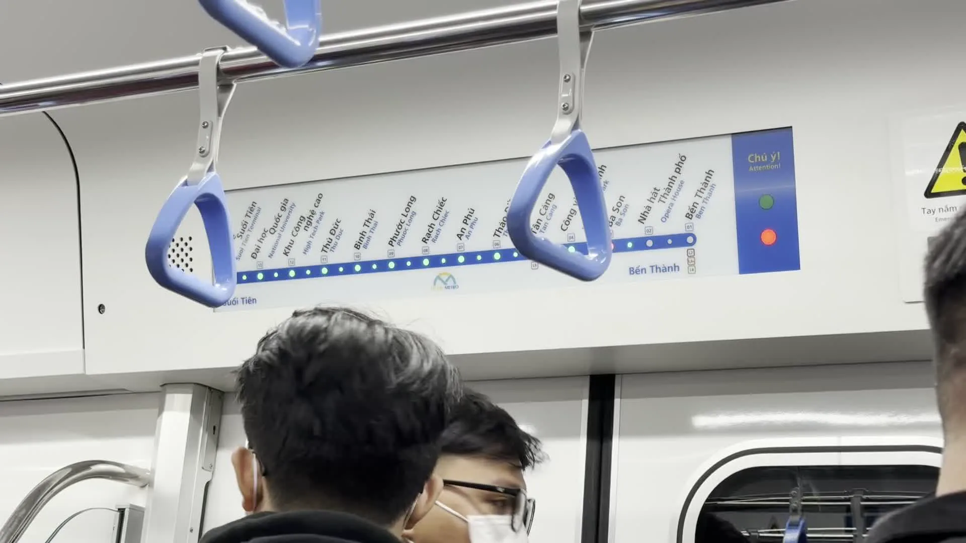 Tuyến Metro số 1 Bến Thành - Suối Tiên (Bản đồ tuyến trong toa tàu)（ホーチミン市メトロ1号線 ベンタイン-スオイティエン線（車内路線図）。Ga Bến Thành（ベンタイン駅）。Ga Nhà hát Thành phố（市民劇場駅）。Ga Ba Son（バーソン駅）。Ga Văn Thánh（ヴァンタイン駅）。Ga Tân Cảng（タンカン駅）。Ga Thảo Điền（タオディエン駅）。Ga An Phú（アンフー駅）。Ga Rạch Chiếc（ラックチエック駅）。Ga Phước Long（フックロン駅）。Ga Bình Thái（ビンタイ駅）。Ga Thủ Đức（トゥードゥック駅）。Ga Khu Công nghệ cao（ハイテクパーク駅）。Ga Đại học Quốc gia（国家大学駅）。Ga Suối Tiên（スオイティエン駅）。Chú ý / Attention（注意）