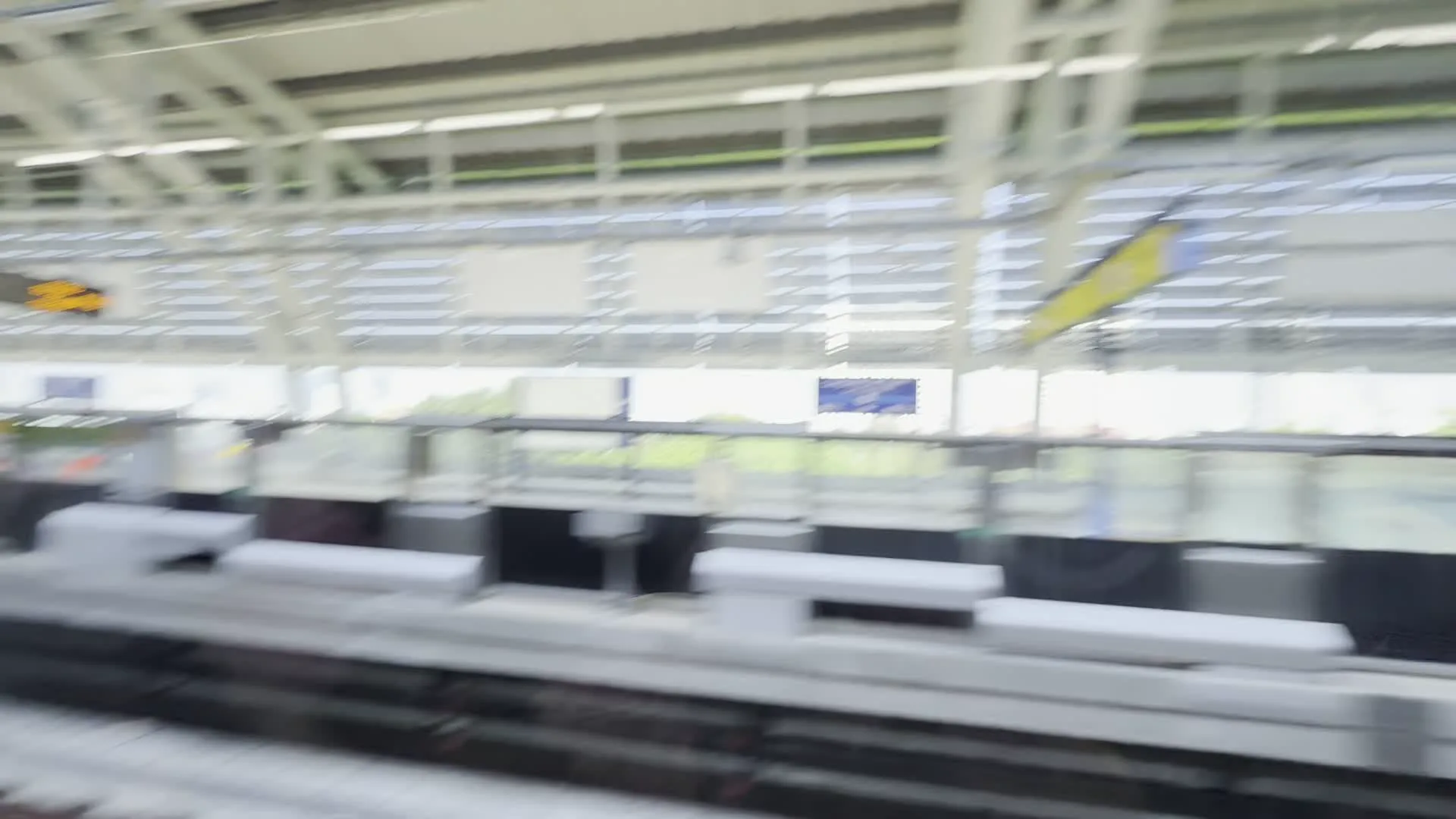 CÔNG VIÊN VĂN THÁNH / KHU DU LỊCH BÌNH QUỚI（ヴァンタイン公園 / ビンクオイ観光地区方面を示す、ホーチミン市メトロ駅の出口案内標識）