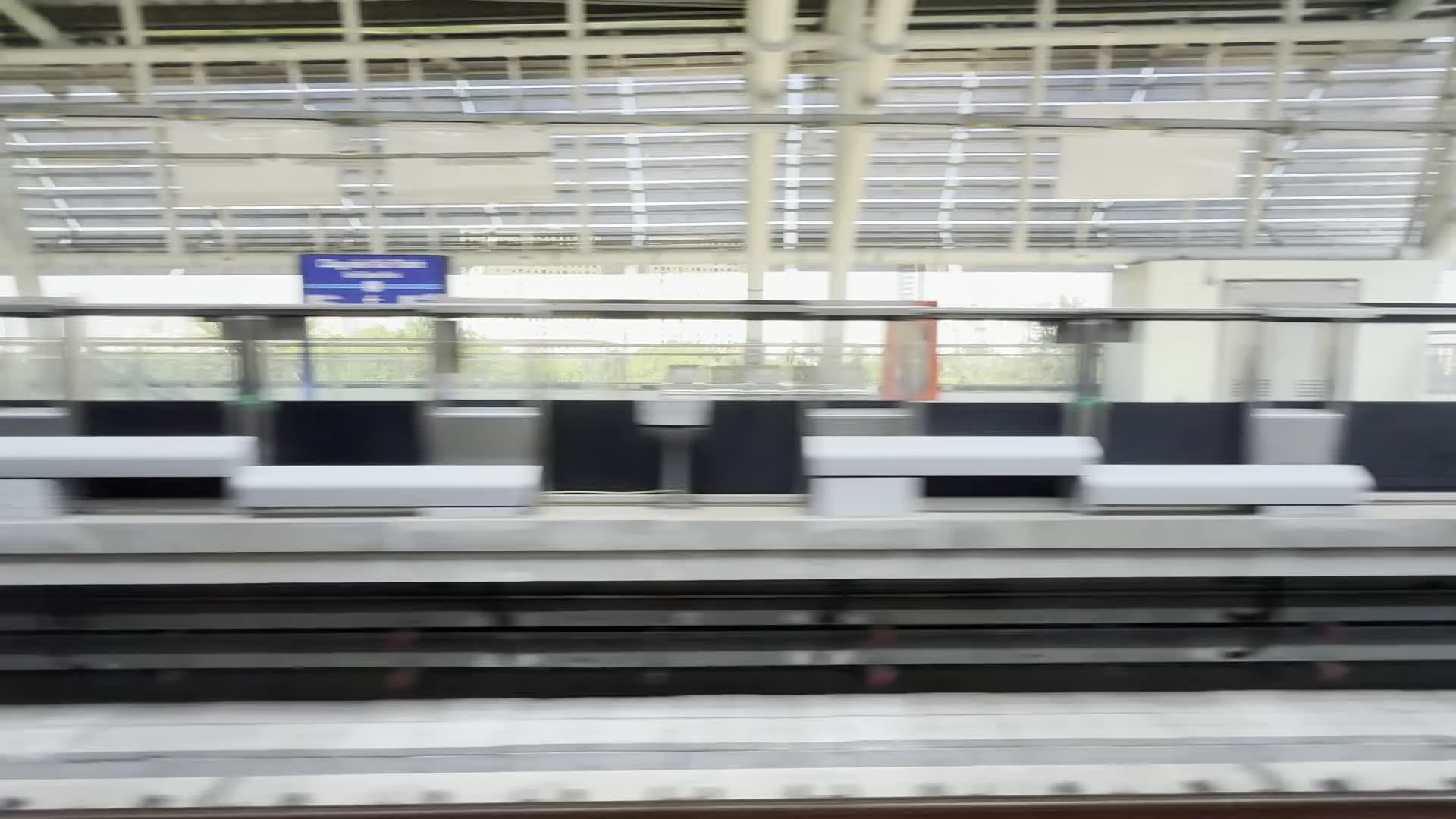 HALO TOWER（ハロタワー）。minhnhut.net（ミンニュット社の看板）